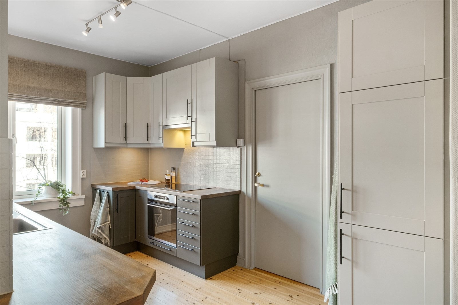 Her er det godt med benk- og skapplass. Galleribilde