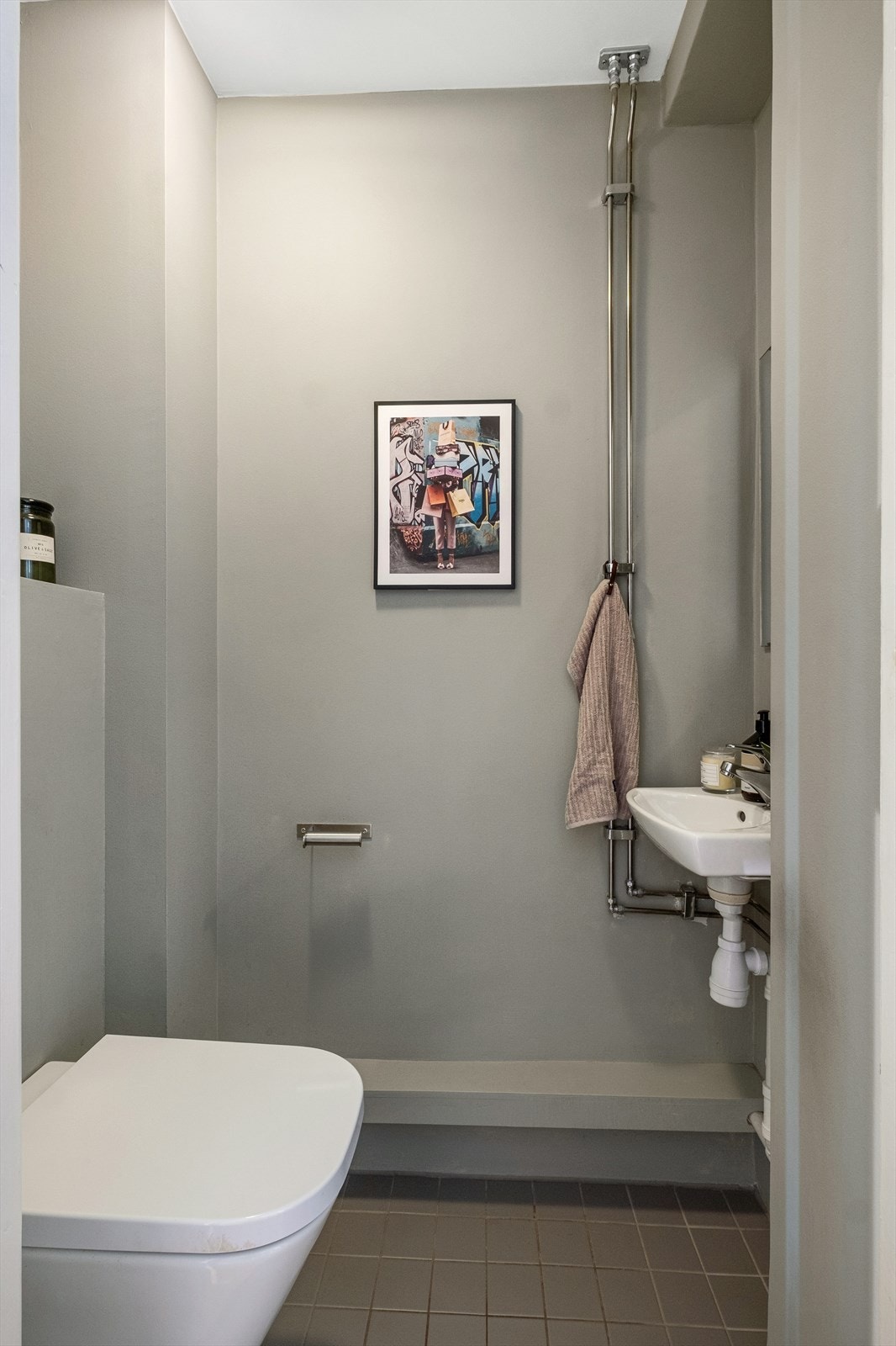 Separat toalettrom som er innredet med vegghengt klosett og servant. Naturlig avtrekk. Galleribilde