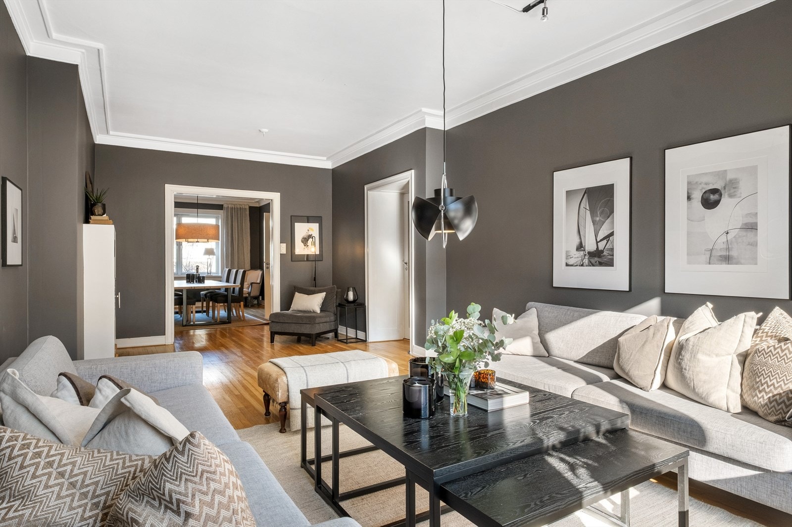 Rommets utforming understreker en sosial sone med plass til flere gjester. Galleribilde