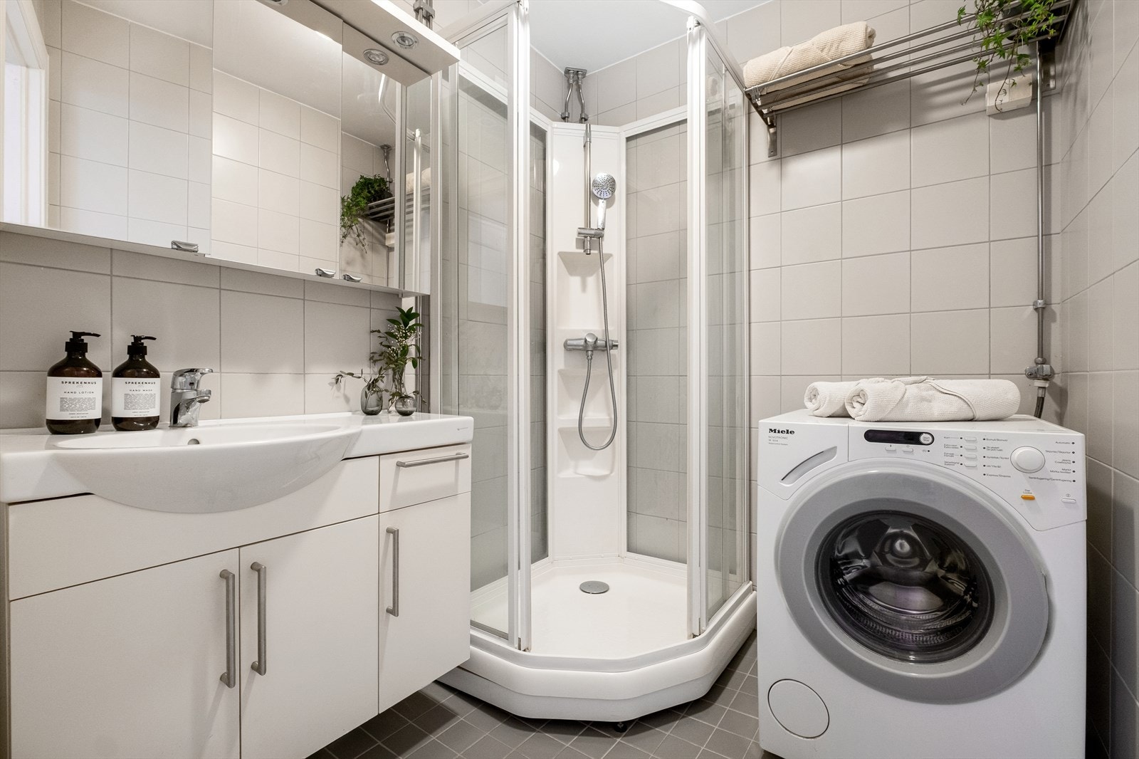 Flislagt baderom fra 2010 med varme i gulvet og opplegg for vaskemaskin. Galleribilde