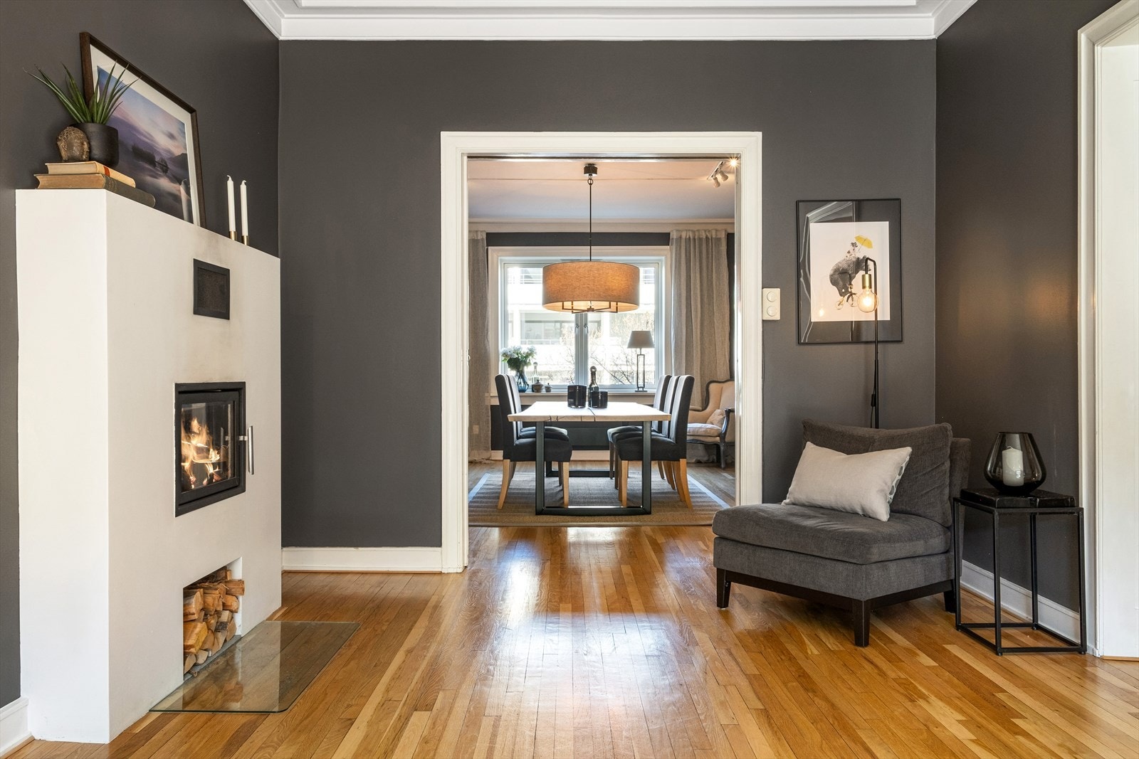 Leiligheten har to store stuer på rad. Galleribilde