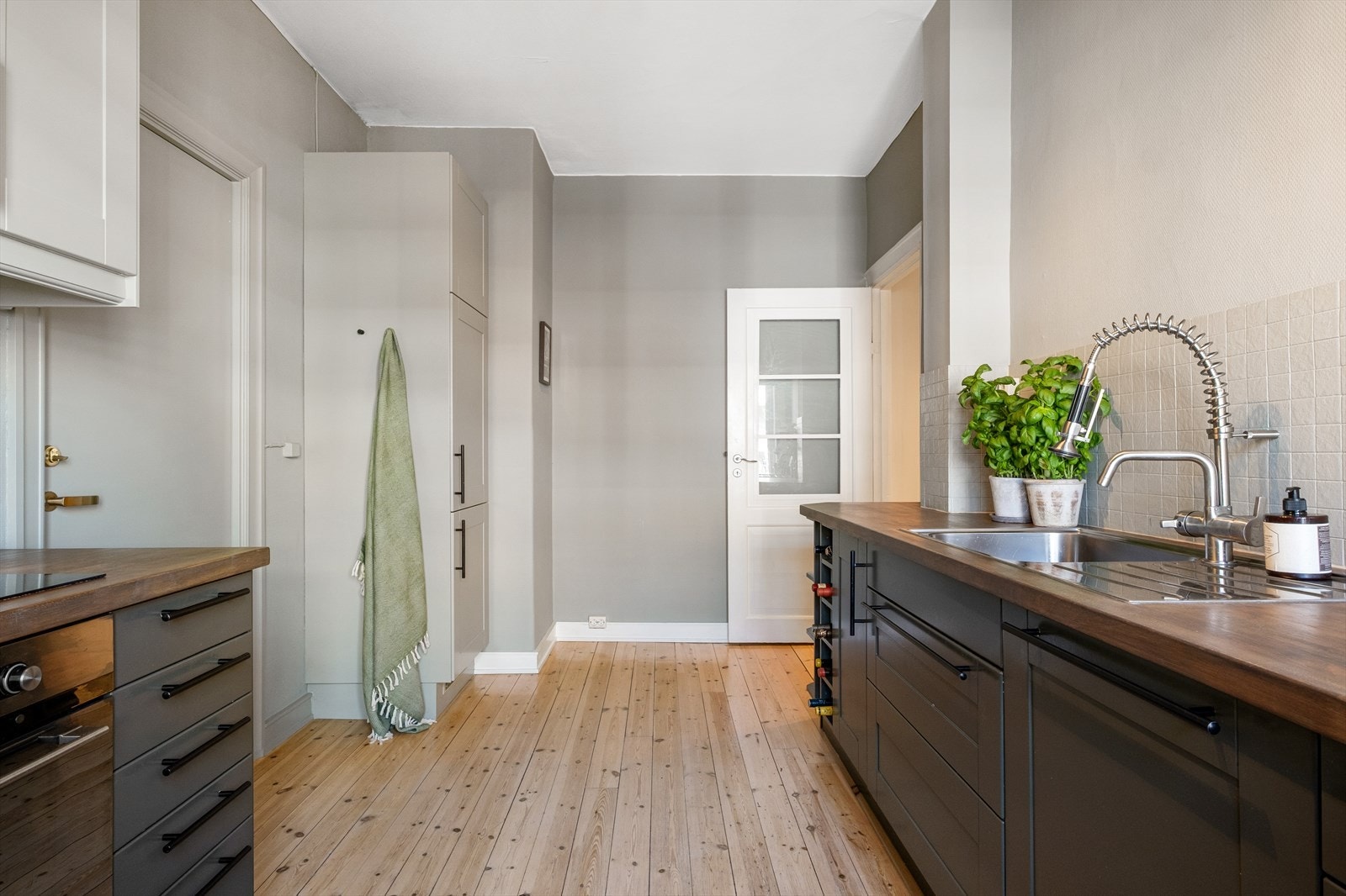 Av hvitevarer er det integrert induksjonstopp, stekeovn, oppvaskmaskin og kjøl/ fryseskap. Avtrekk over kokeplass. Galleribilde