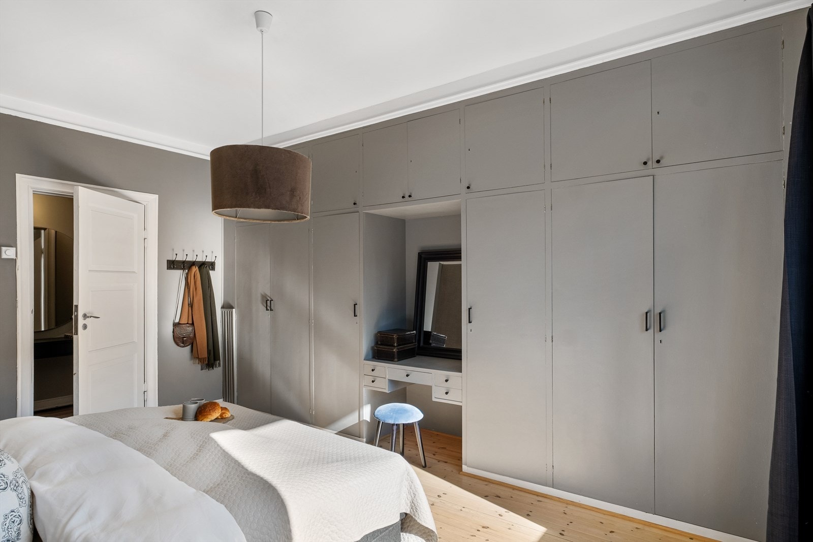 Rikelig med oppbevaringsplass i garderobeløsning. Galleribilde