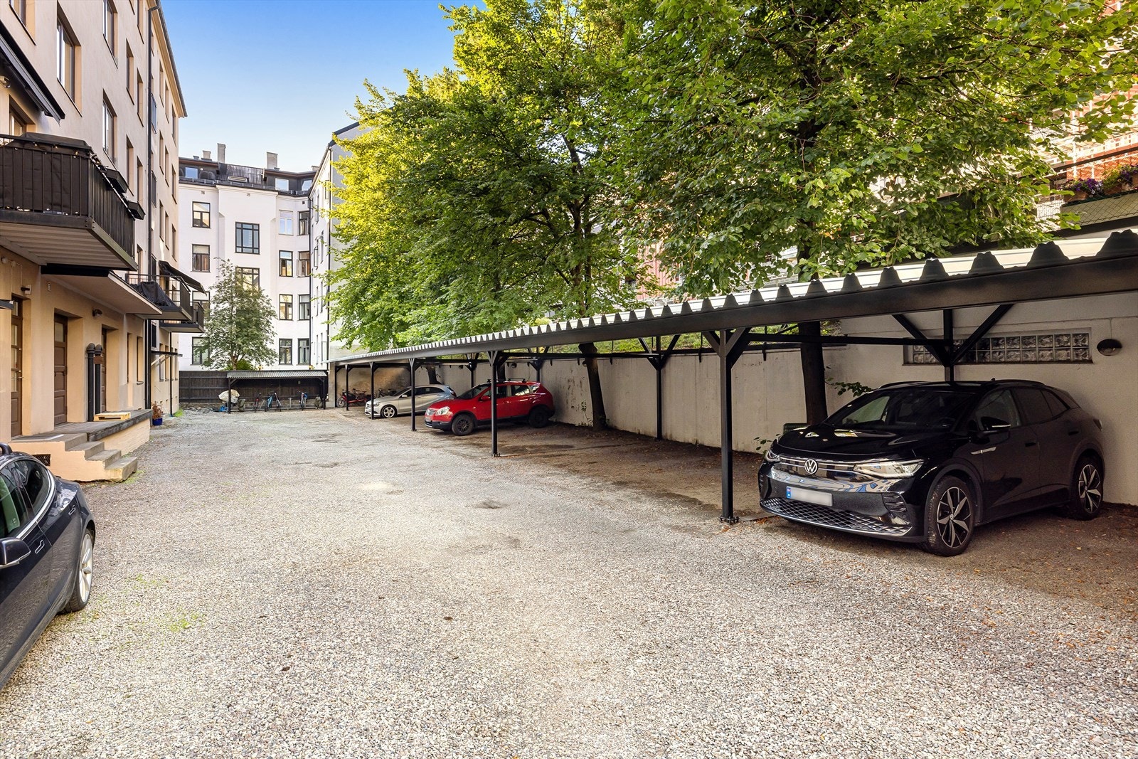 Vedtektfestet parkeringsplass i felles bakgård. Sykkelparkering finner du både under tak i bakgård og i kjeller. Galleribilde