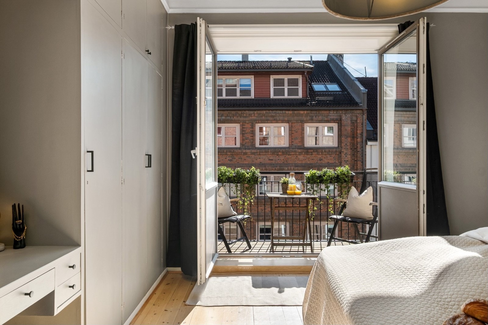 Fra hovedsoverommet er det utgang til sydvestvendt balkong på ca. 3 kvm. Galleribilde