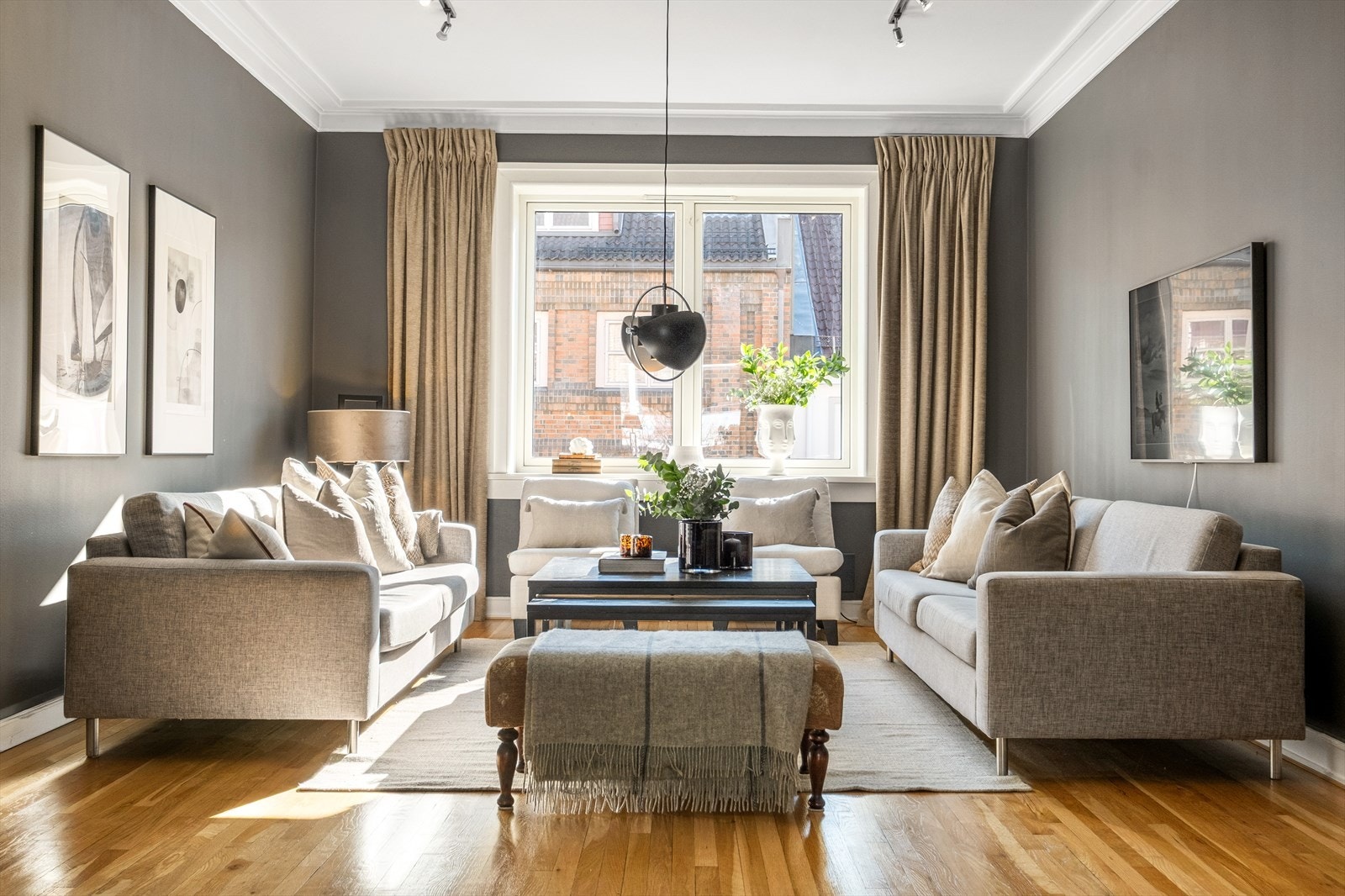 Store vindusflater som gir rikelig med naturlig luft og lys. Galleribilde