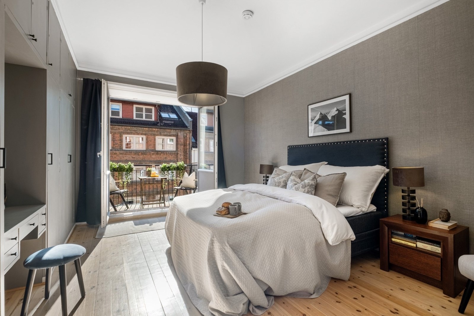 Romslig hovedsoverom med god plass til dobbeltseng med tilhørende nattbord. Galleribilde