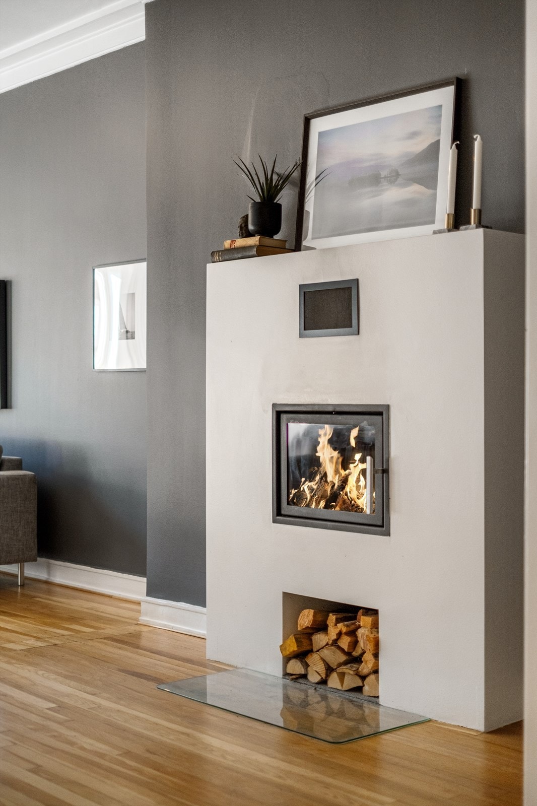 Herlig peis i stuen som varmer godt på kalde høst- og vinterkvelder. Galleribilde