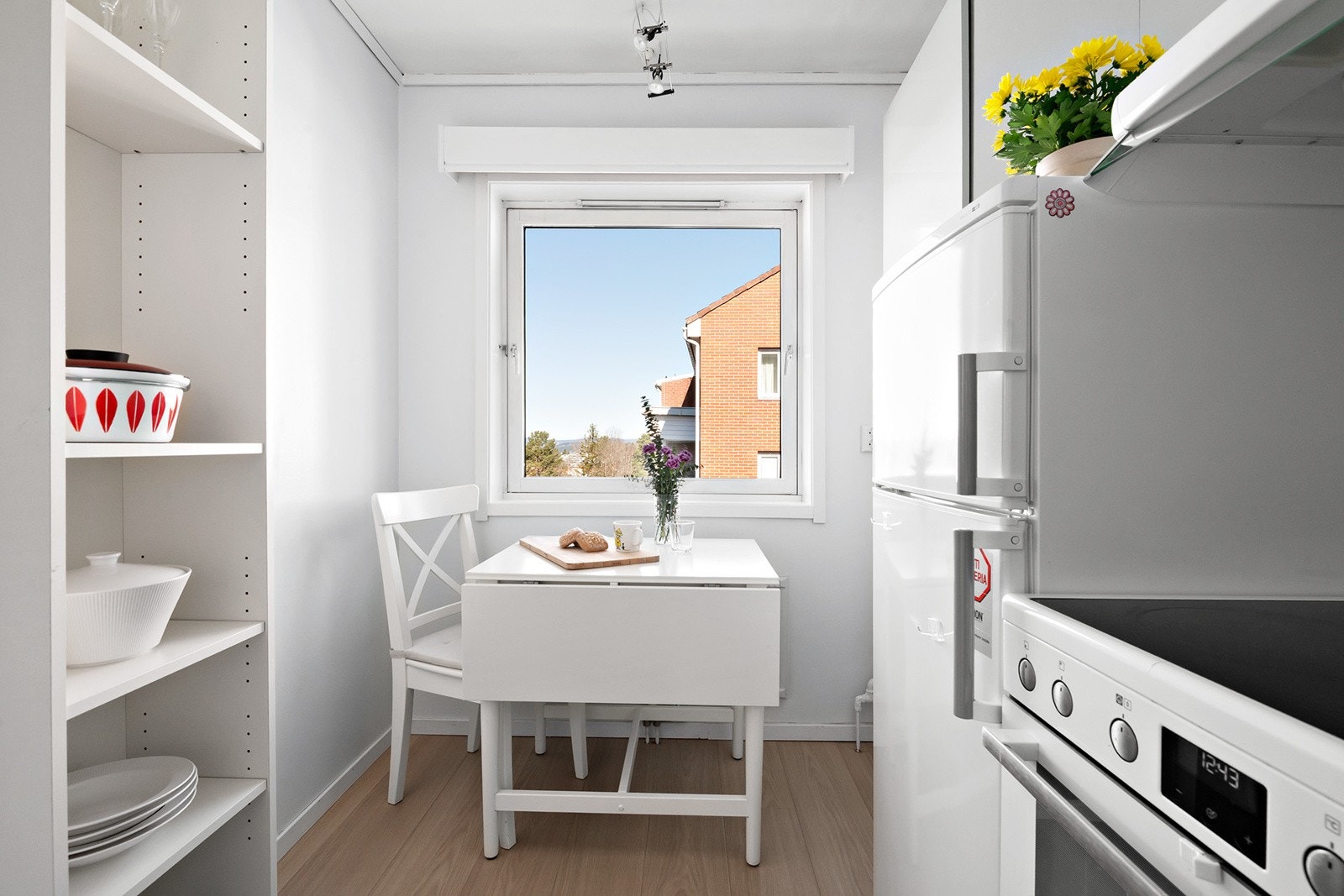 På kjøkkenet er det også god plass til et spisebord under vinduet hvor frokosten kan nytes. Galleribilde