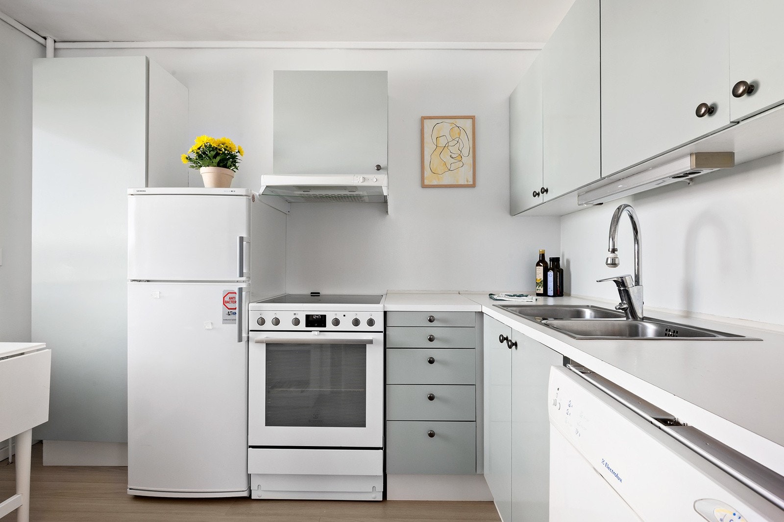 Kjøkkenet ligger adskilt fra stuen / delvis åpen løsning med skyvedør. Kjøkkenet fremstår pent med rikelig benke- og skapplass. Galleribilde