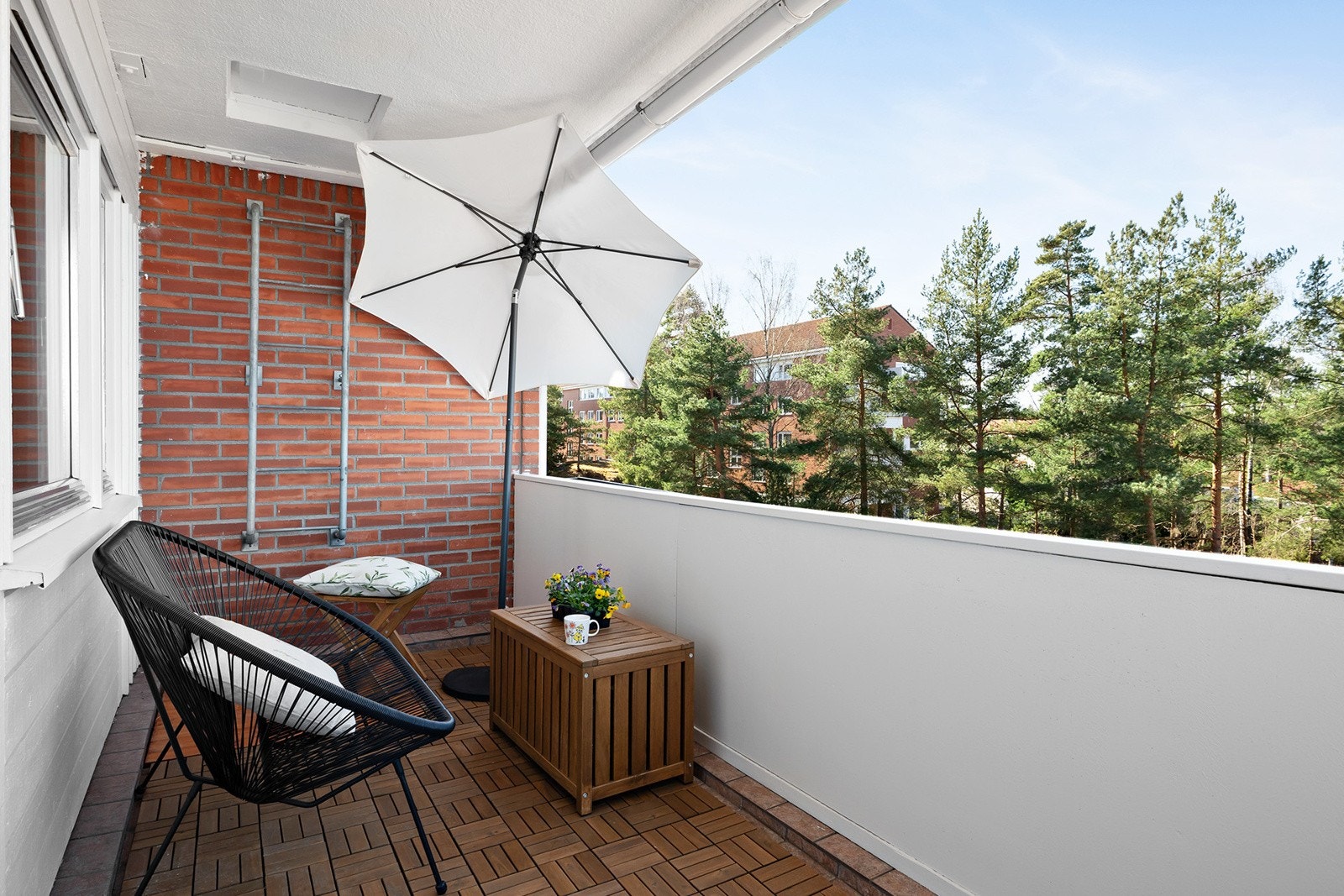 Fra stuen er det utgang til en overbygget vestvendt balkong på 8m² med nydelig solforhold, pent utsyn over nabolaget og flotte solnedganger Galleribilde