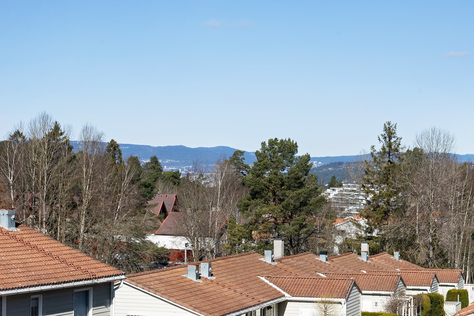 Vestvendt balkong med hyggelig vidt utsyn mot skogholt og rekkehusbebyggelse. Meget gode solforhold gjør at sommerdagene kan nytes til det fulle. Fra balkongen har du utsikt til flotte solnedganger! Galleribilde