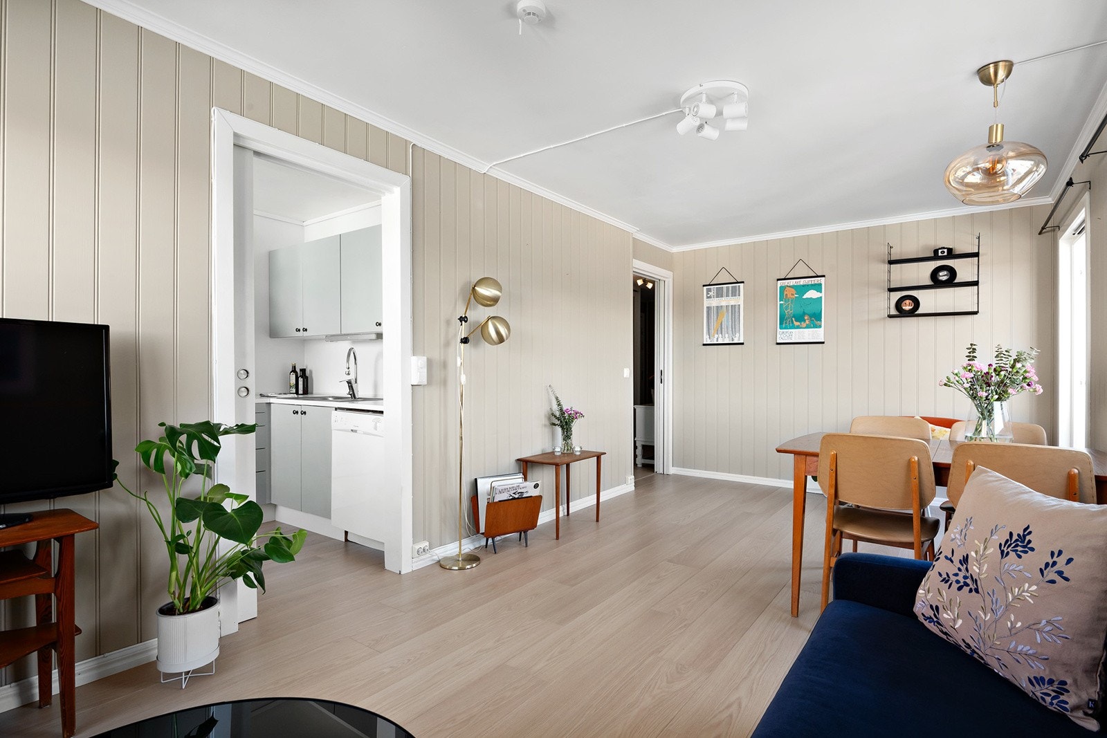 Leiligheten er oppgradert med nytt laminatgulv i stue, kjøkken og entrè i 2023 Galleribilde