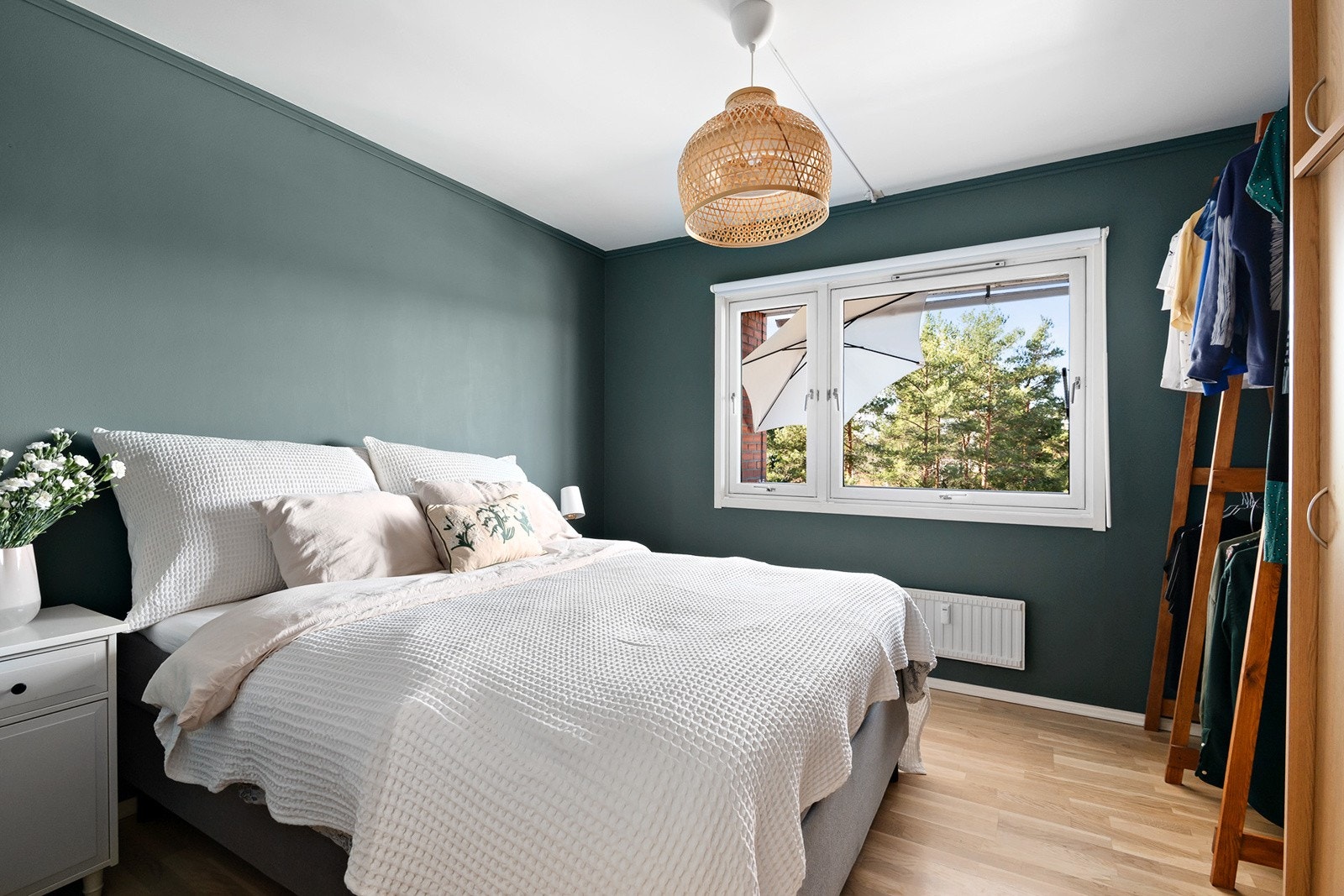 Soverommet er av god størrelse. Her får du enkelt plass til stor seng med tilhørende møblement, og oppbevaring i garderobeskap. Galleribilde