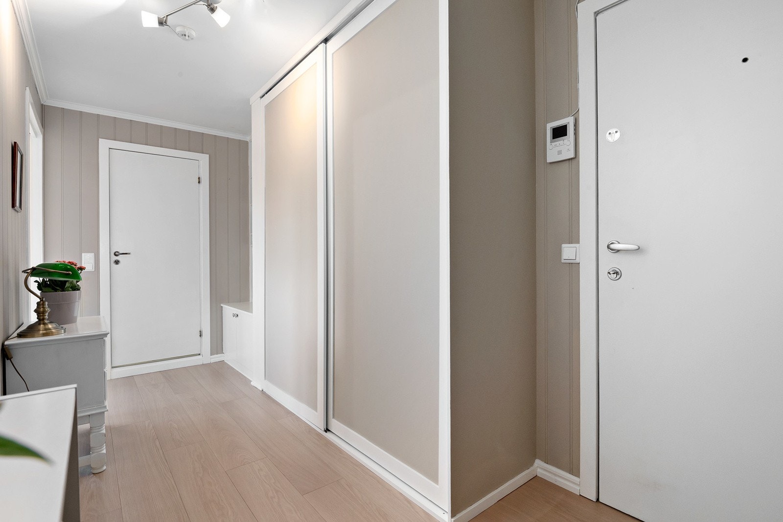 Luftig entré med god plass til å henge fra seg ytterklær i skyvedørsgarderobe. Galleribilde