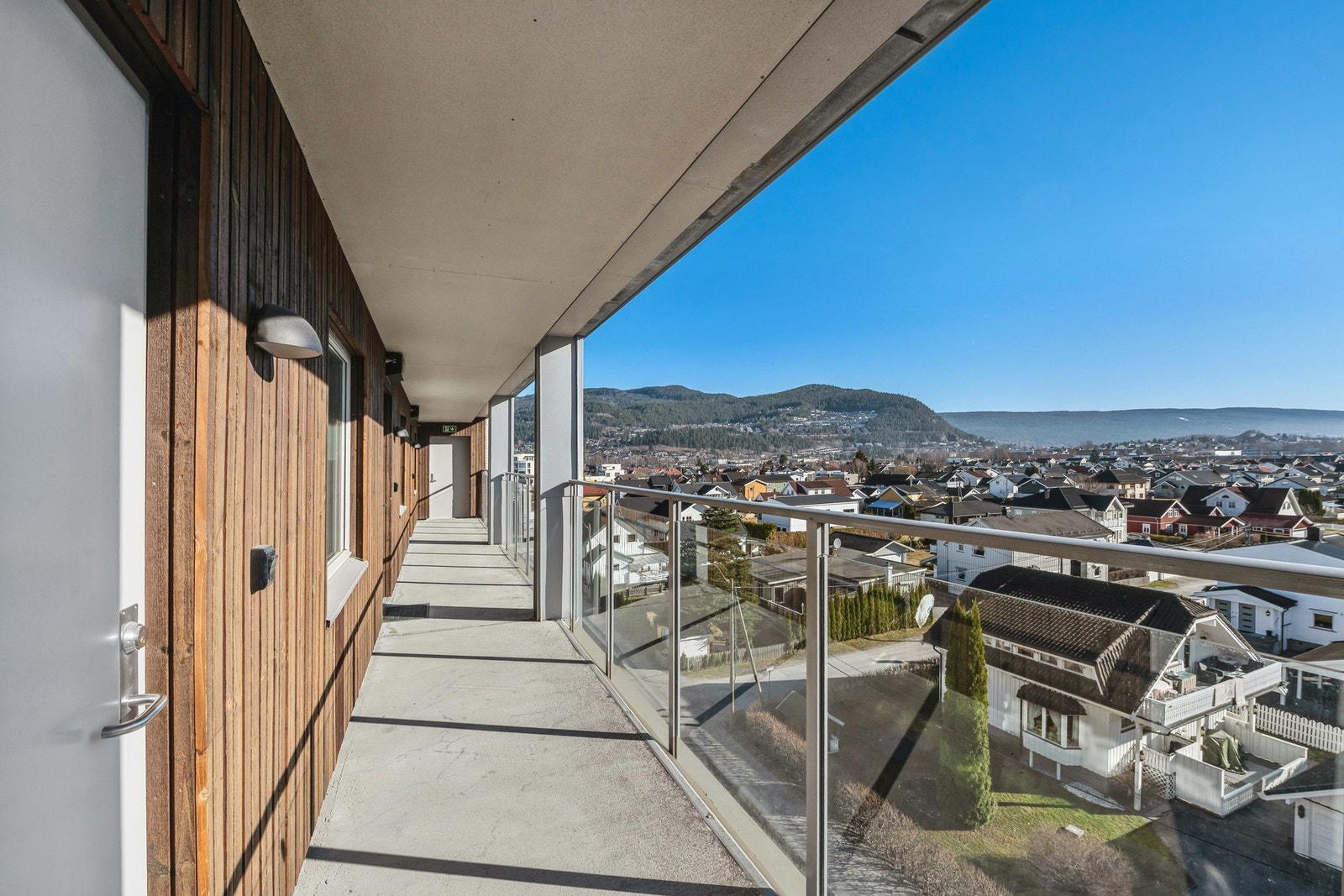 Inngang via utvendig felles svalgang Galleribilde