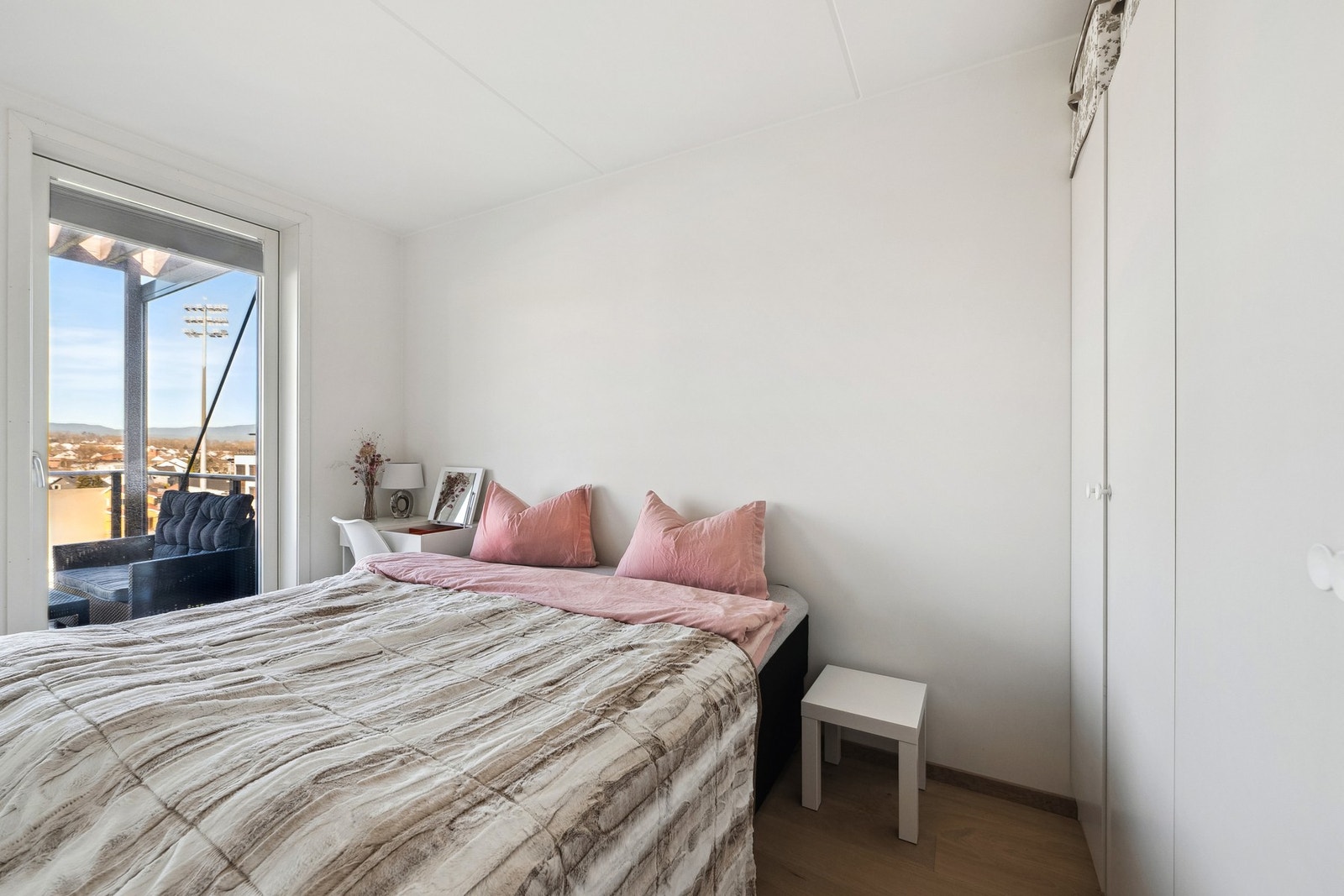 Romslig hovedsoverom med fin plass til dobbeltseng og nattbord Galleribilde