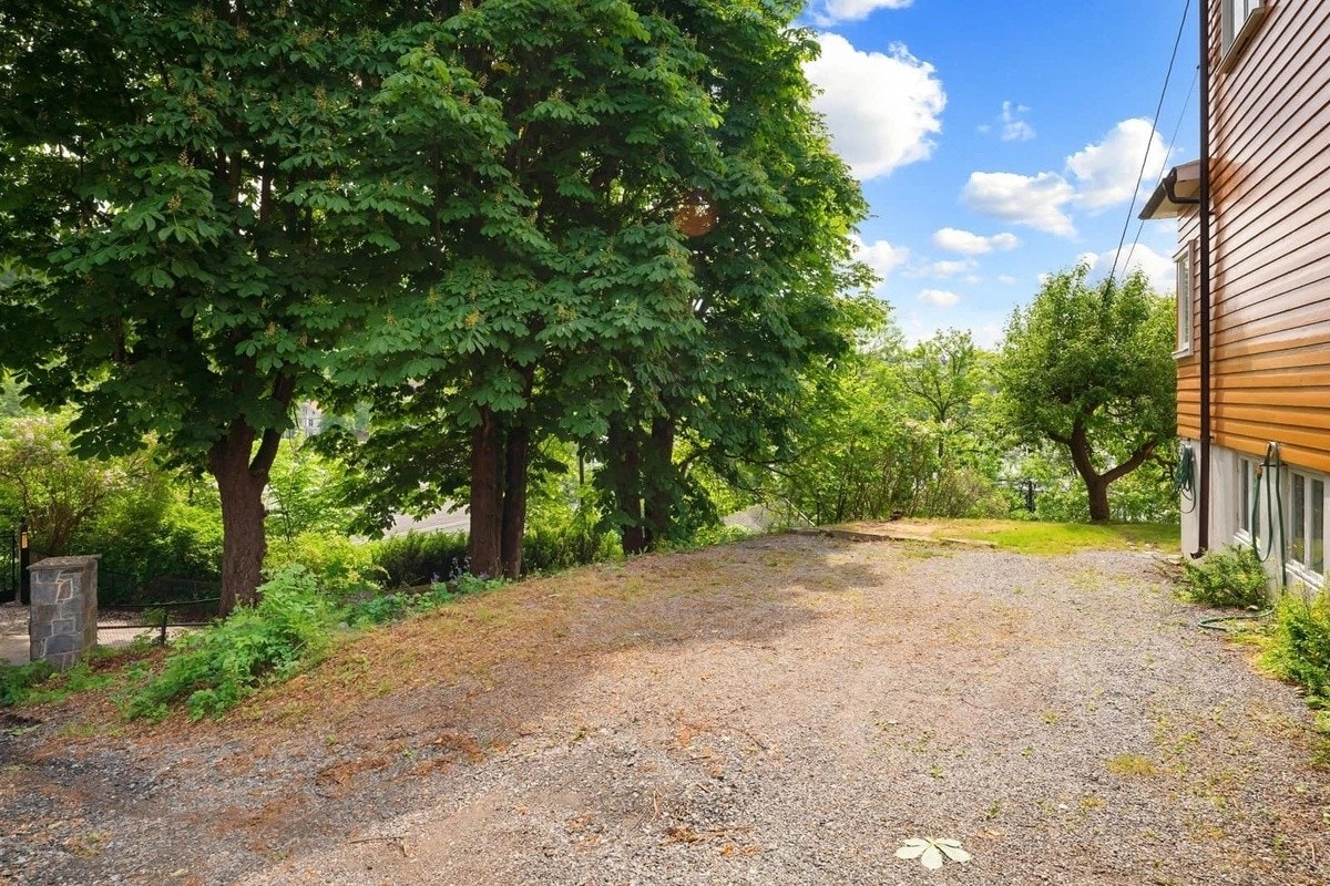 Gårdsplass med parkering Galleribilde