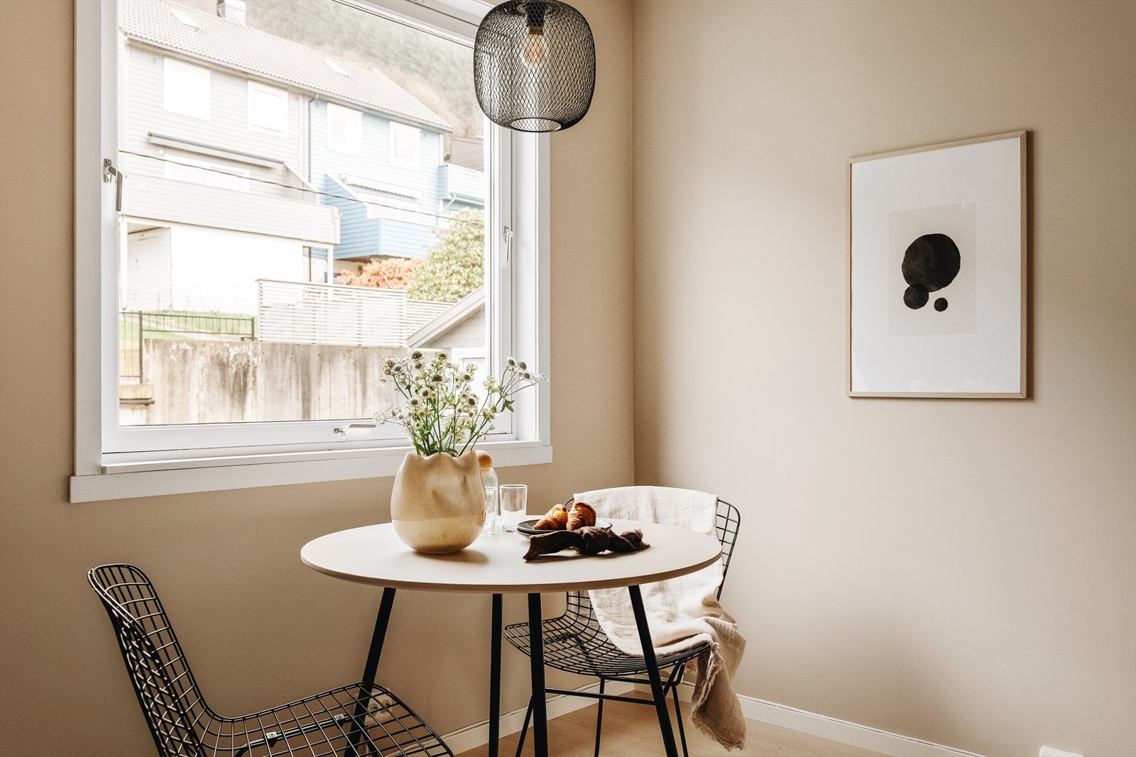 Merk de slette veggene i eiendommen som ble oppgardert i 2025! | Fargen på veggen er Macchiato i matt finish! Galleribilde