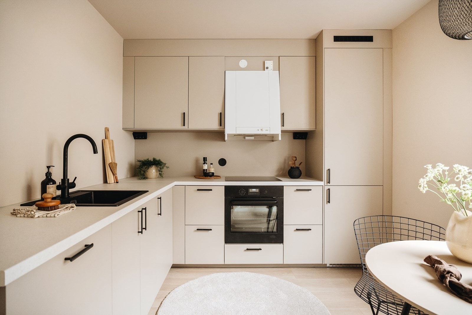 Kjøkkenet er fra 2025 | Merk deg de lekre sorte detaljene som er gjennomgående! Galleribilde