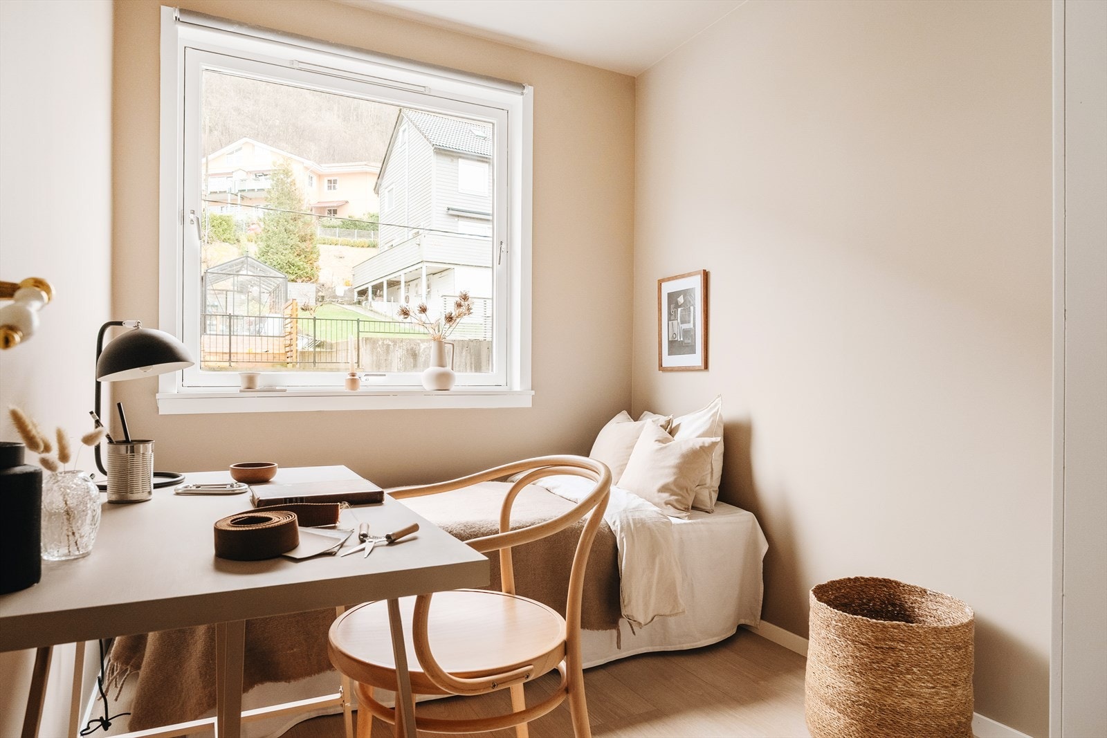 Videre kommer du inn til soverom 2 som passer utmerket til gjesterom/barnerom eller kontor! Galleribilde