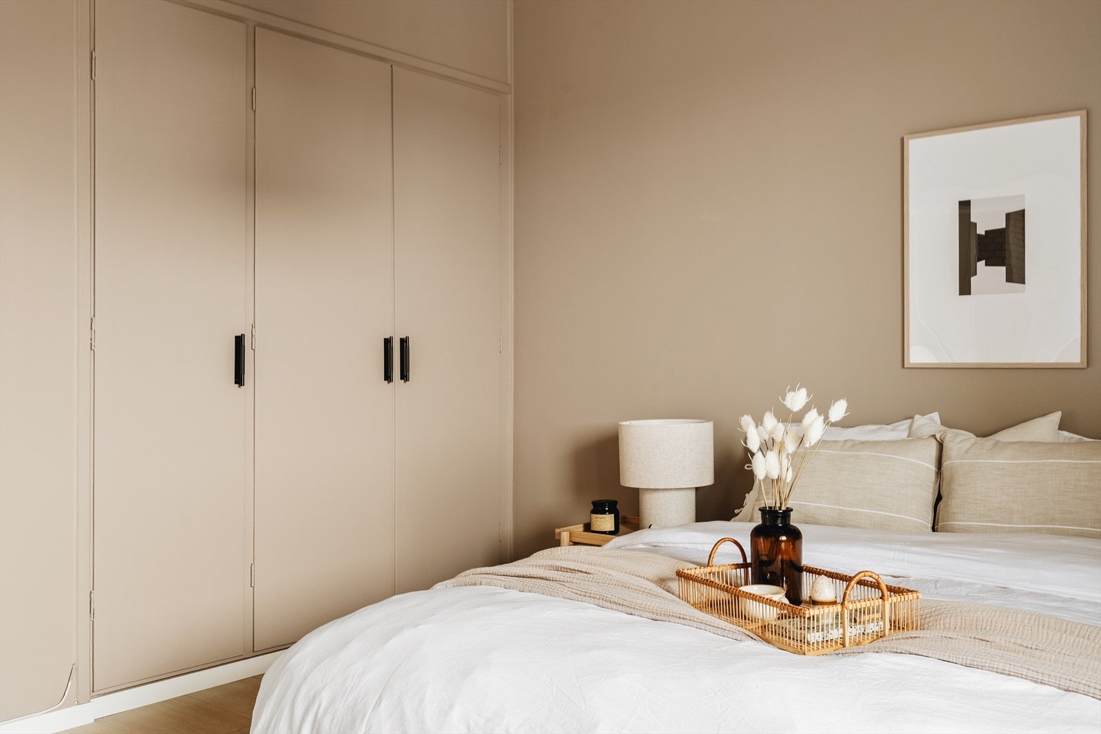 Merk deg den gode garderobeplassen hovedsoverommet har! Galleribilde