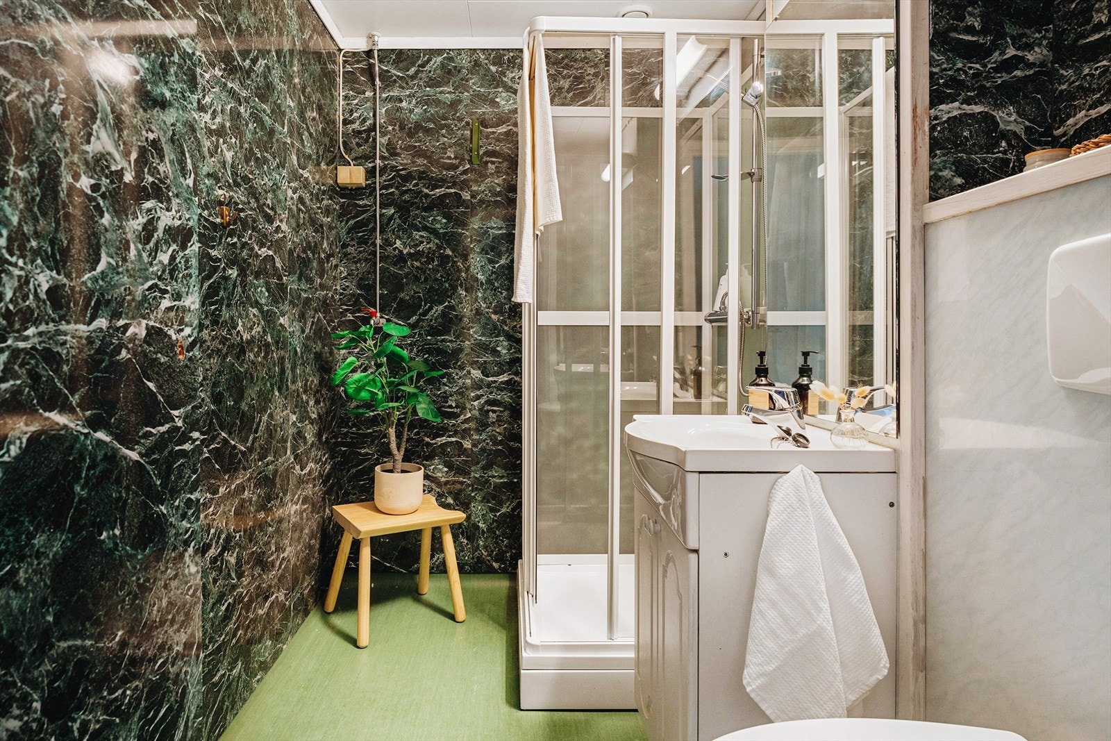 Bad med særpreg | Her må oppgraderinger påregnes grunnet badet sin alder. Fungerer derimot greit idag. Galleribilde