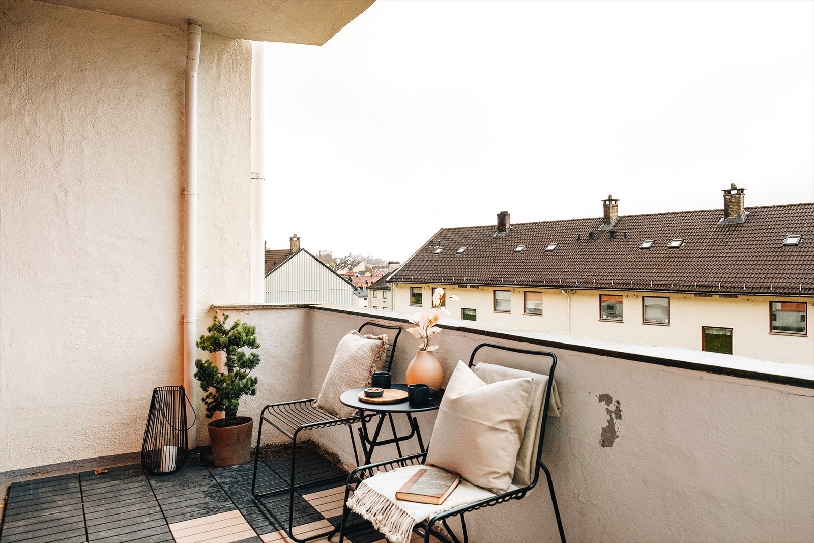 Fra stuen har du utgang til den vestvendte balkongen | Denne himmelretningen er synonymt med kveld/ettermiddag sol Galleribilde