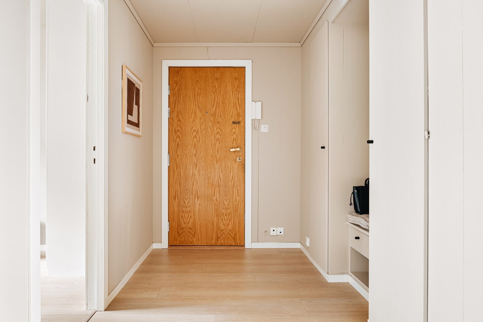 Romslig gang | Merk deg de praktiske innebygde garderobeskapene! Galleribilde