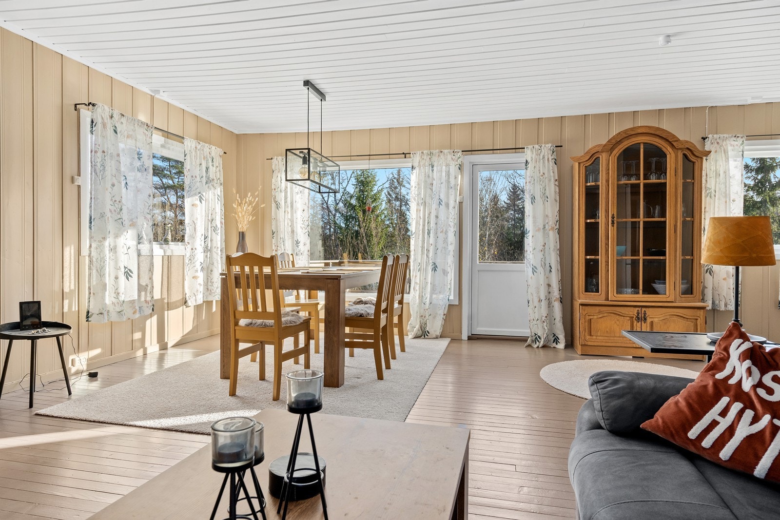 Store vindusflater slipper rikelig med naturlig lys inn! Galleribilde