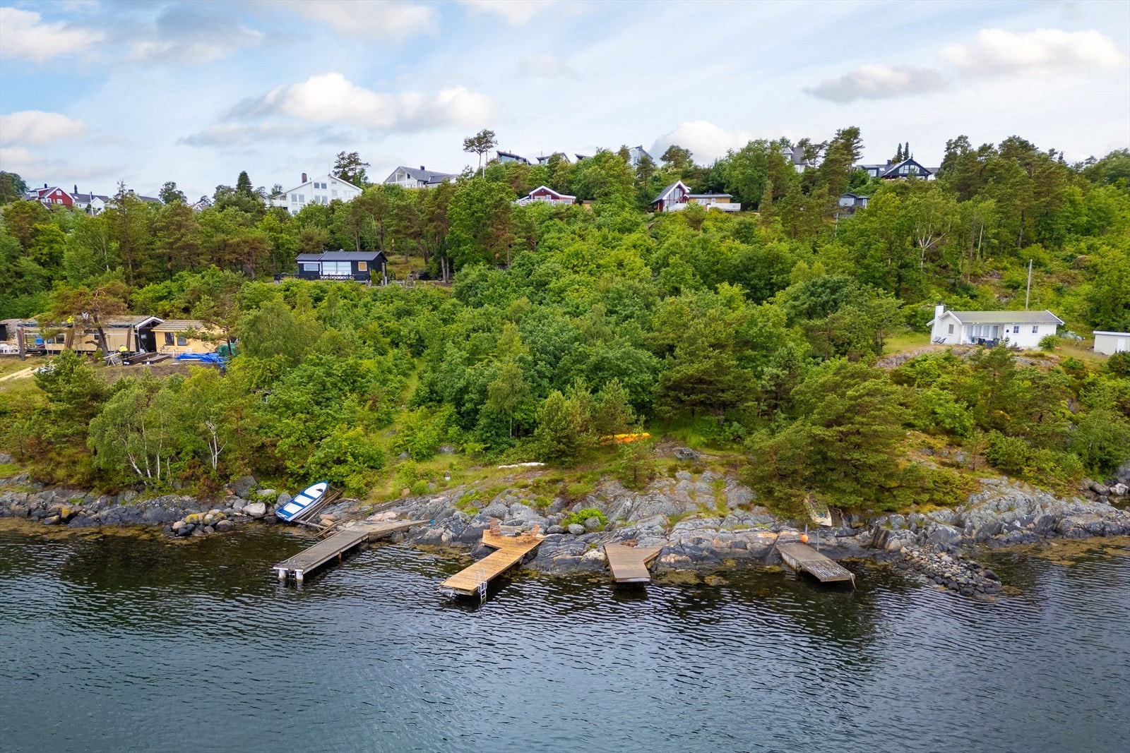 Privat brygge (lengst til høyre) og gode bademuligheter! Galleribilde