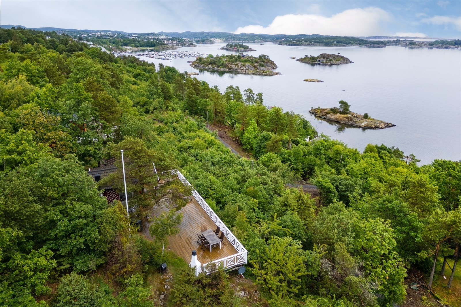 Kort avstand til sjøen og egen brygge Galleribilde