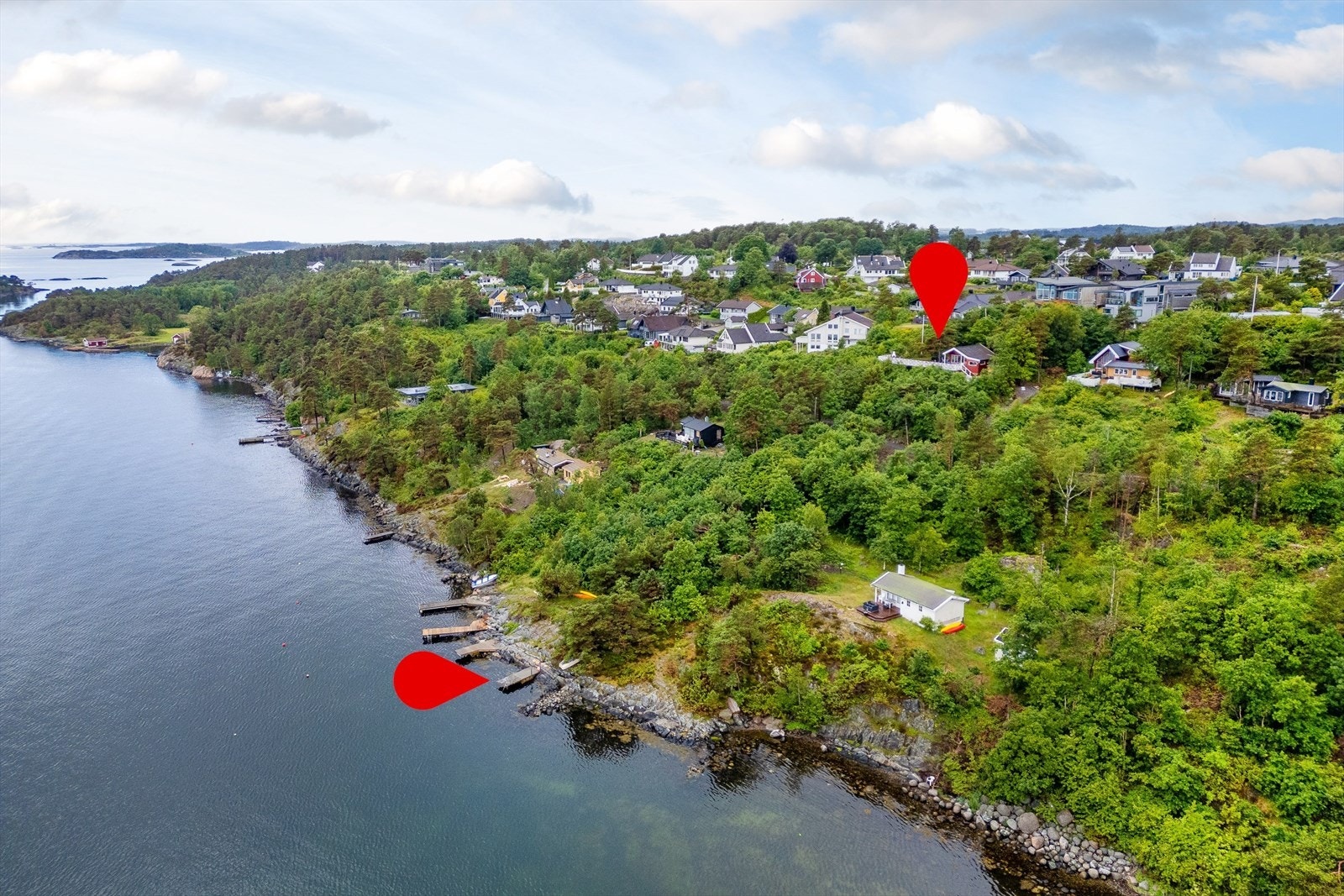 Hytte og privat brygge markert med pil Galleribilde