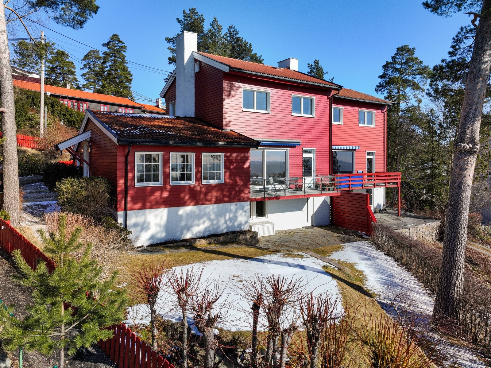 Tomten er stor og den har en skjermet beliggenhet. Galleribilde