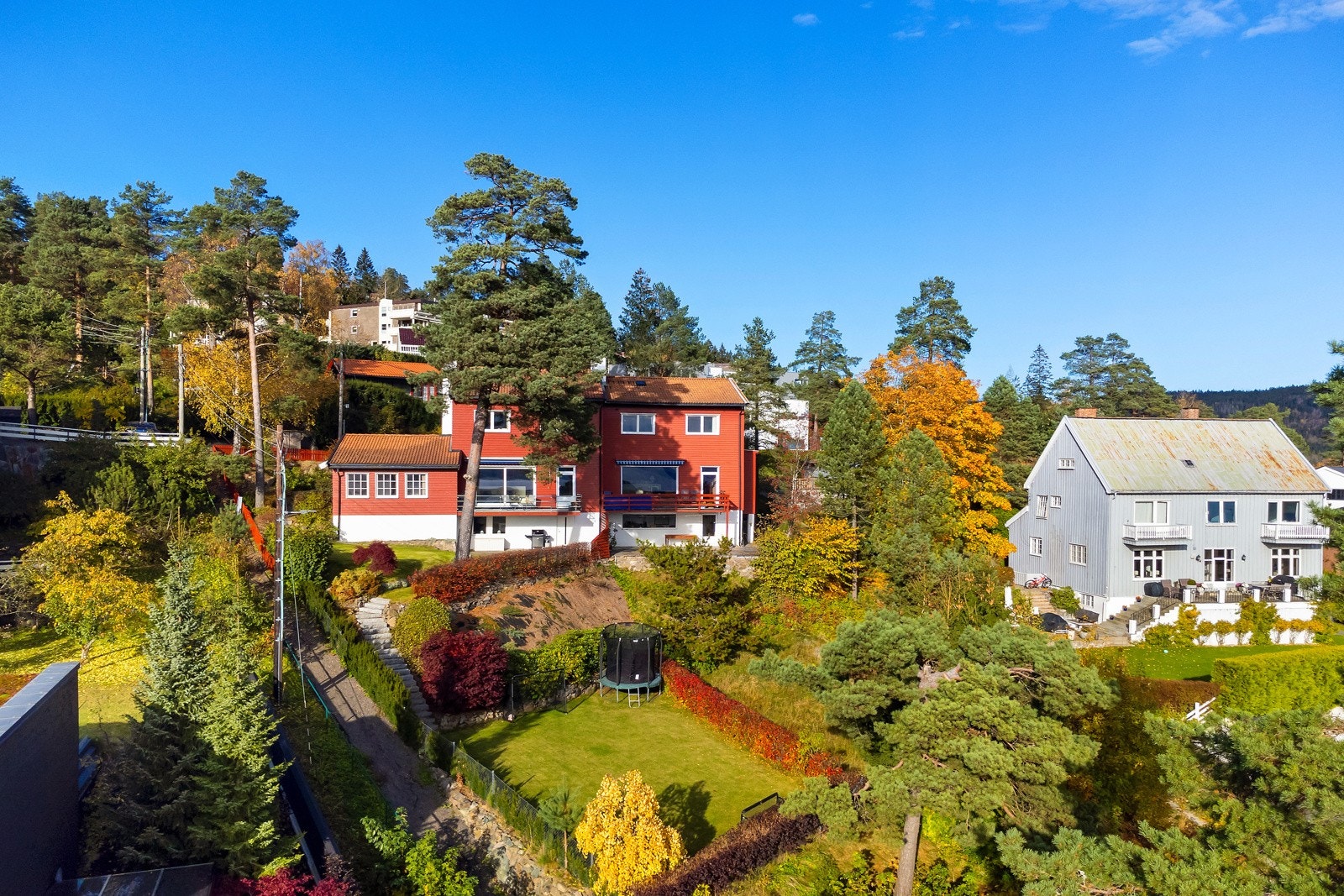 Boligen har en fantastisk og pent opparbeidet hage som ligger over flere nivåer i terrenget. Dette gir timten store flate tomteområder til tross for beliggenheten i skrånende terreng. Galleribilde