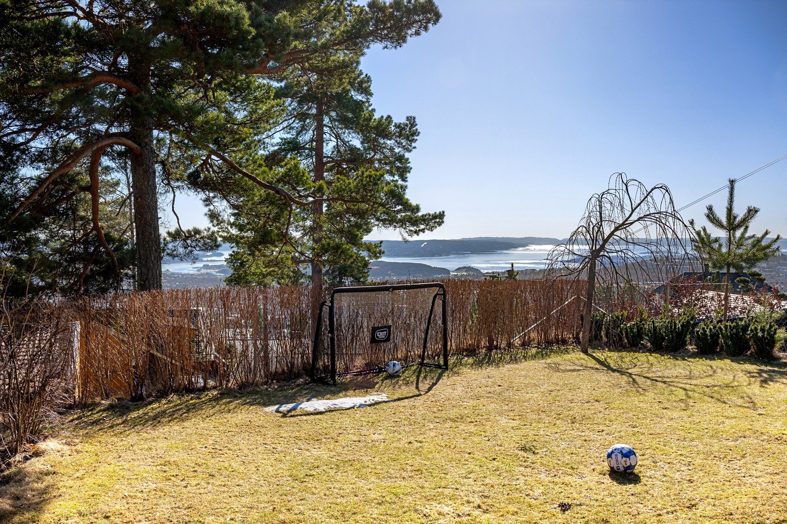 Fra "fotballbanen." Tomten går over flere nivåer. Dette er det nederste nivået som er flott planert i terrenget. Galleribilde