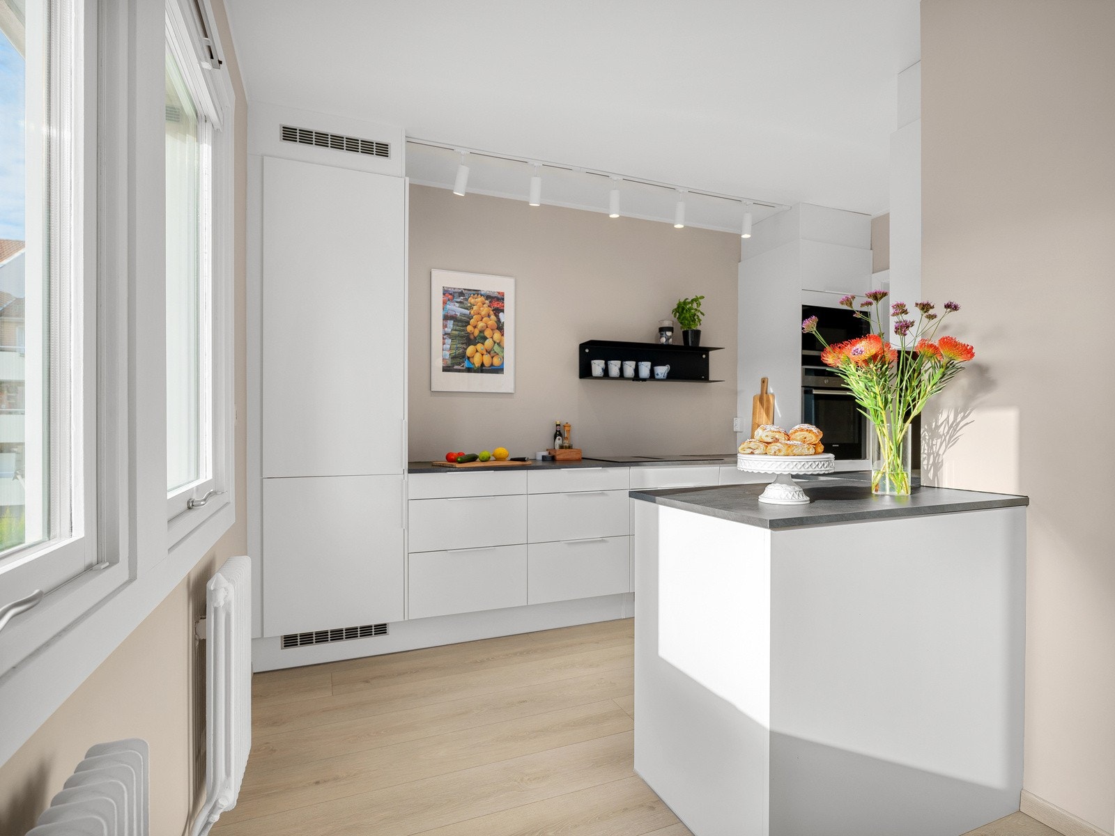 Lekkert HTH-kjøkken med tidløst design, slette fronter og integrerte hvitevarer fra Bosch, Siemens og Samsung. Galleribilde