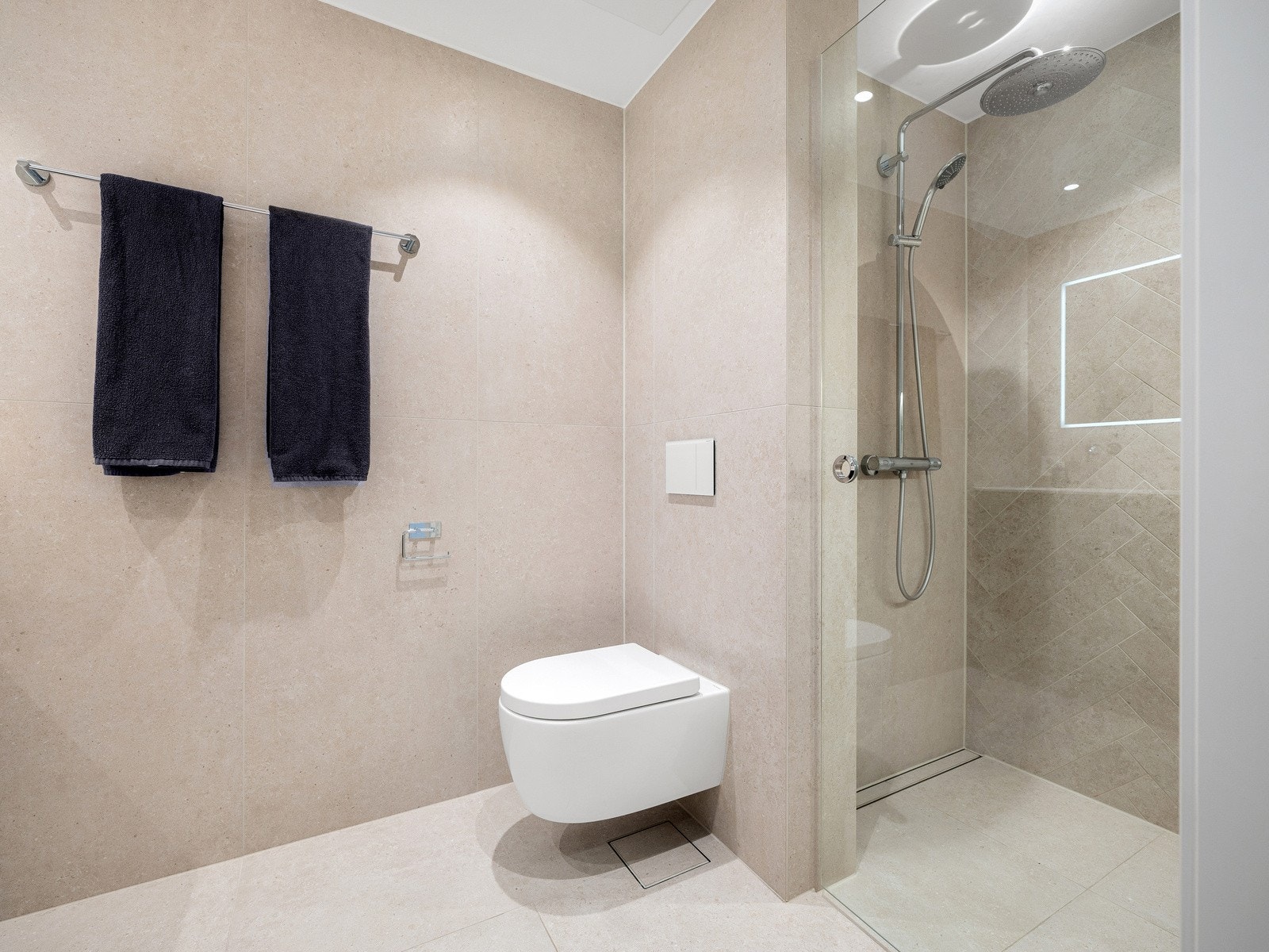 Videre er badet utstyrt med et veggmontert toalett fra Geberit Duofix Sigma TEK med integrert skyllemikk. Galleribilde