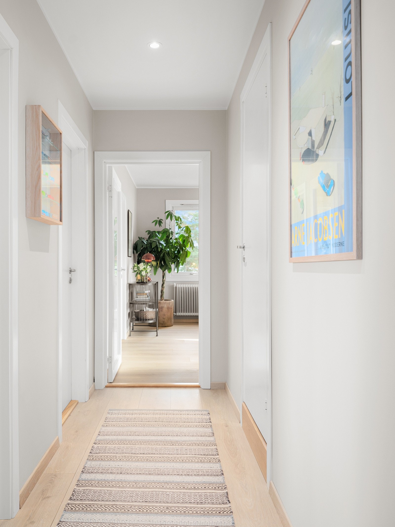 Lys og innbydende entré med stilrene overflater og gjennomgående høy standard. Galleribilde