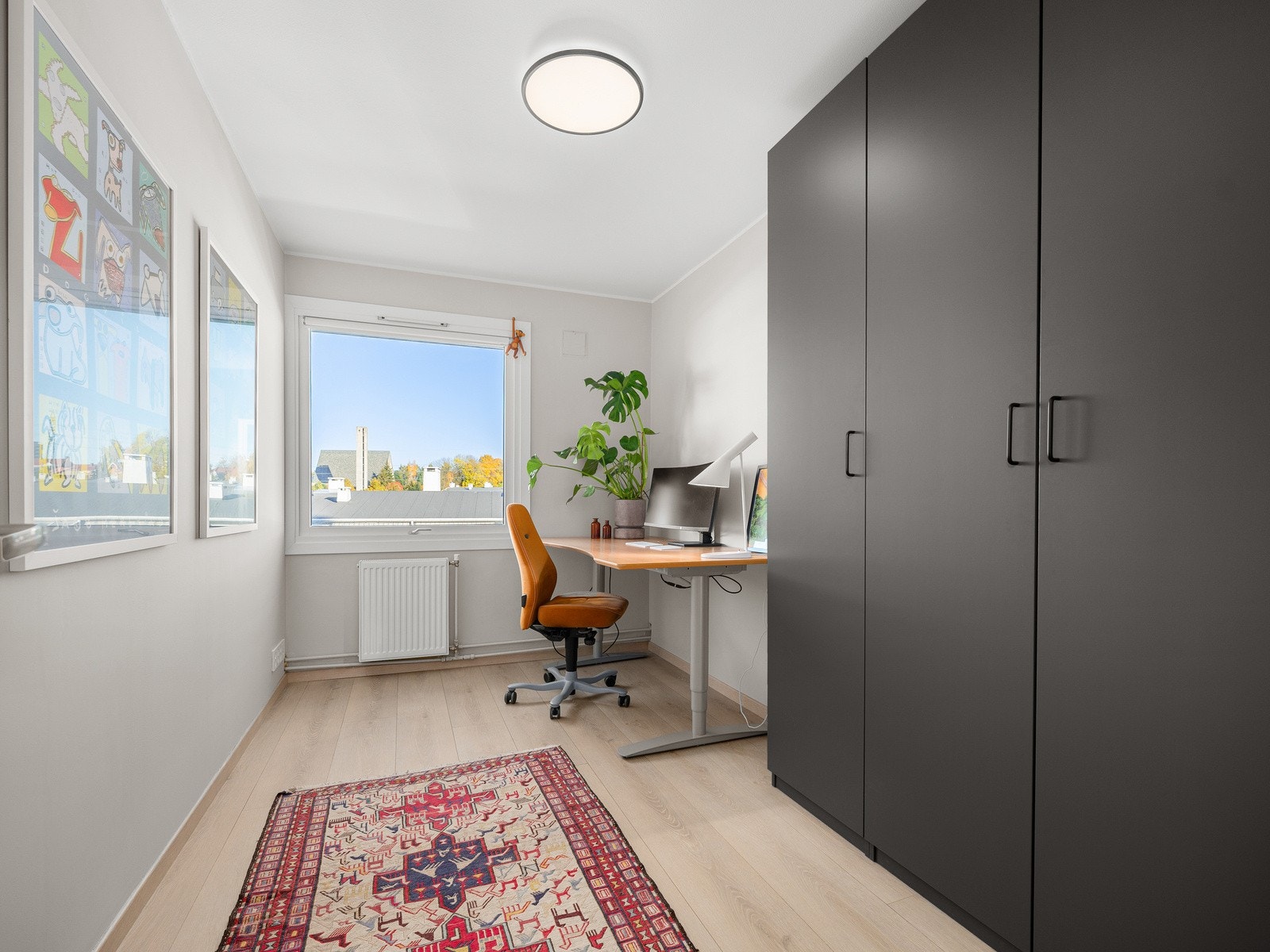 Soverom 2 av 3 | PAX-garderobeskap som gir rikelig med oppbevaringsplass. Galleribilde