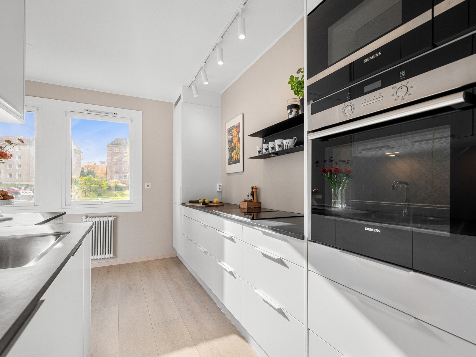 Energieffektiv oppvarming med radiatorer plassert ved hvert vindu for jevn og god varmefordeling. Galleribilde