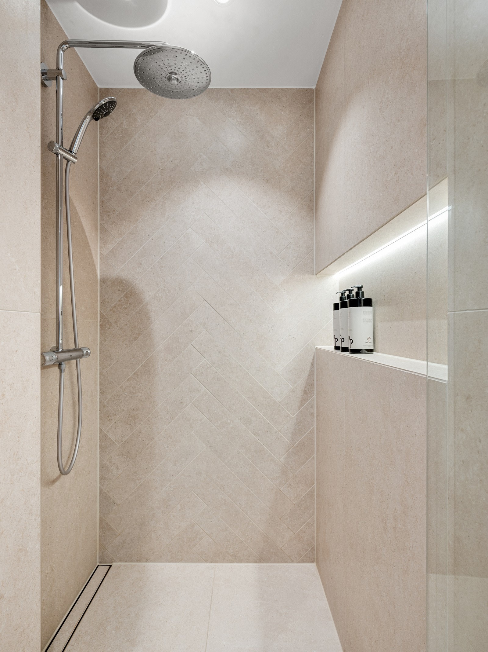 Badet fremstår som svært stilrent og moderne, med en praktisk dusjnisje med innfellbar glassdør og veggmontert blandebatteri. Galleribilde