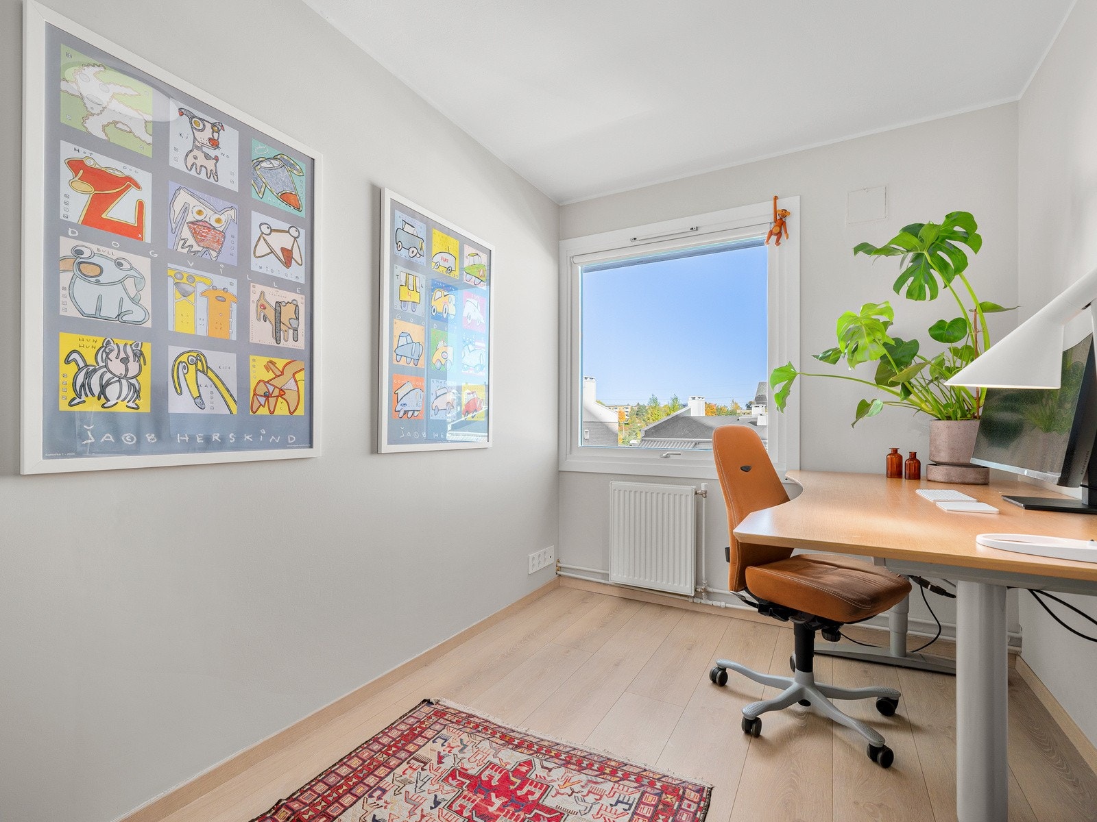 Soverom 2 av 3 | Egner seg perfekt som barnerom, eller hjemmekontor. Galleribilde