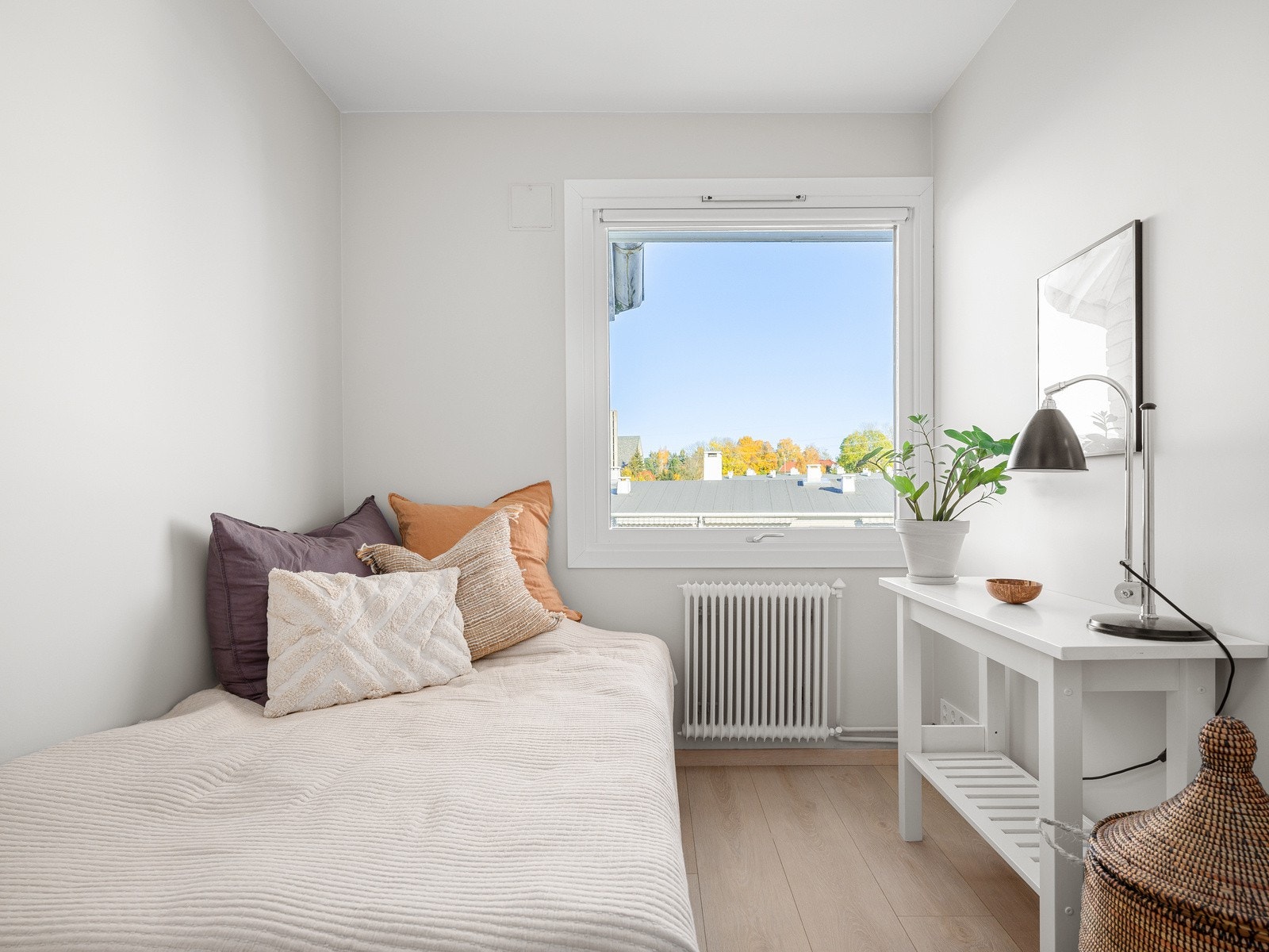 Soverom 3 av 3 | Store vindusflater sørger for gode lysforhold, og alle rommene har moderne, tidsriktige overflater etter totalrenoveringen. Galleribilde