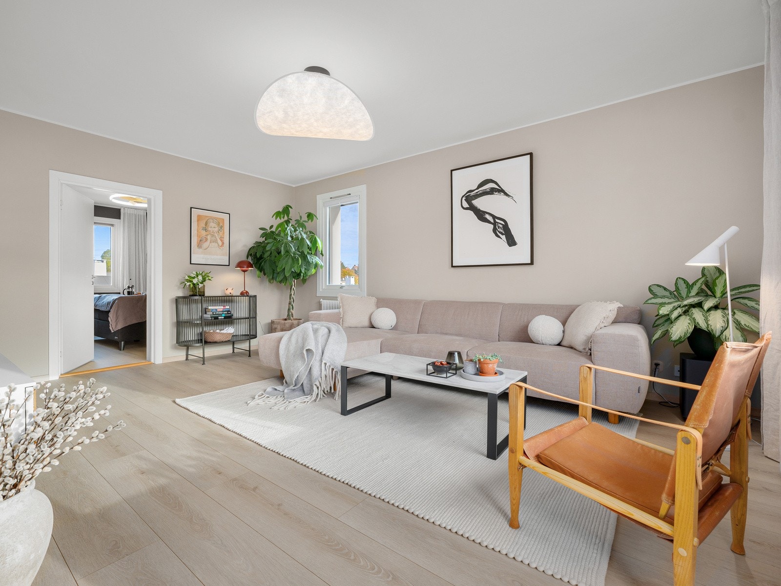 Lys og romslig stue med nye overflater, pene gulv og moderne fargevalg. Renovert med påkostede materialvalg. Her kan du flytte rett inn! Galleribilde