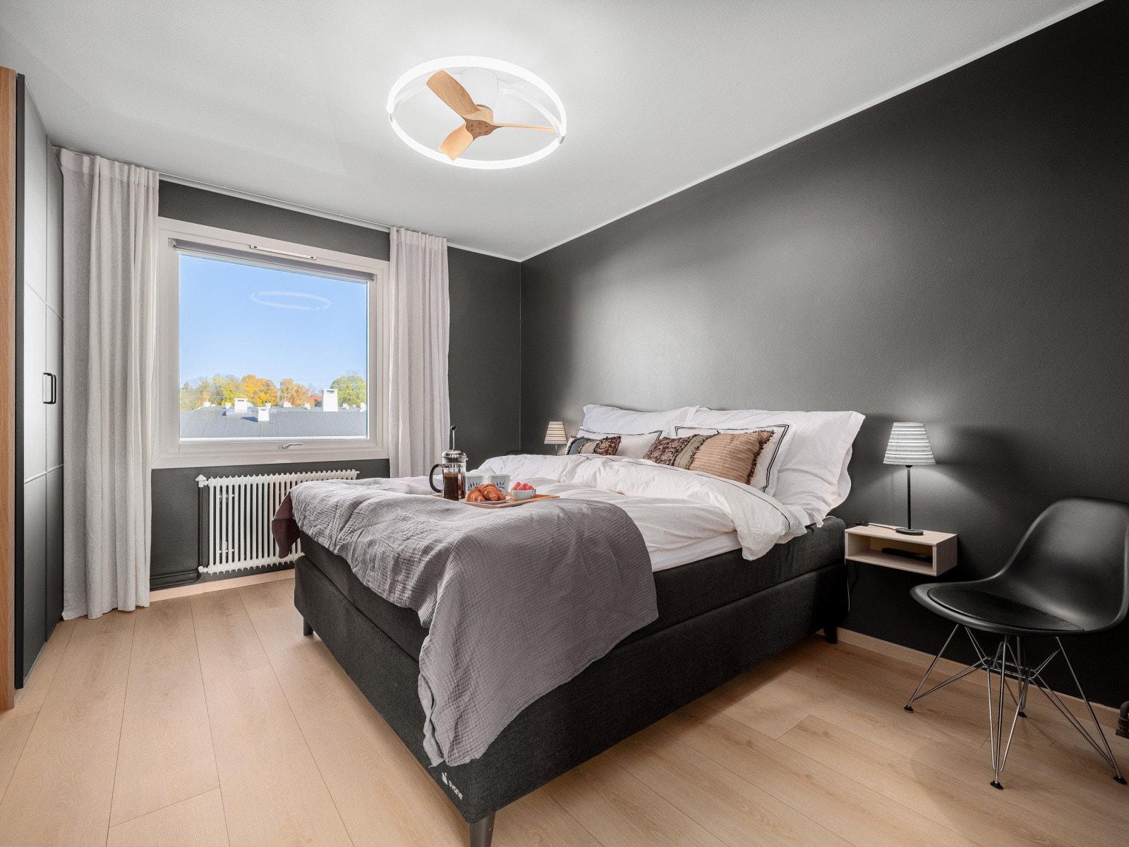 Soverom 1 av 3 | Hovedsoverommet er romslig med plass til dobbeltseng. Galleribilde