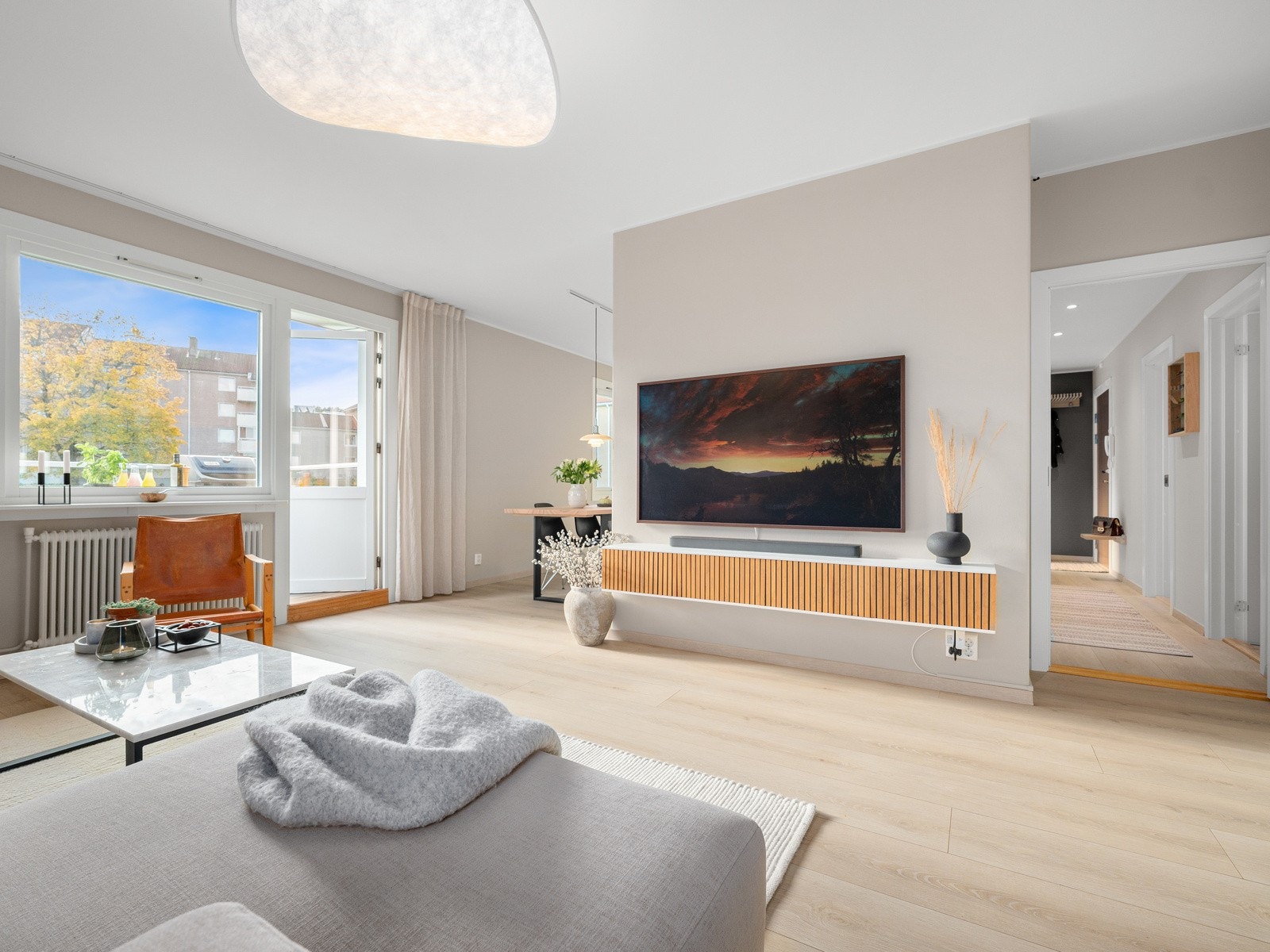 Lys og romslig stue med store vindusflater som gir rikelig med naturlig lys. Åpen løsning med egen spiseplass og utgang til sydvestvendt balkong. Galleribilde