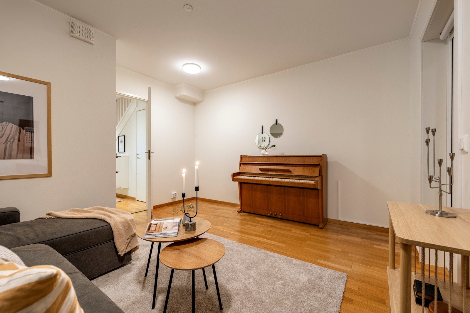 Rommet er ypperlig som et ekstra oppholdsrom for vennebesøk, gjester og filmkvelder. Galleribilde