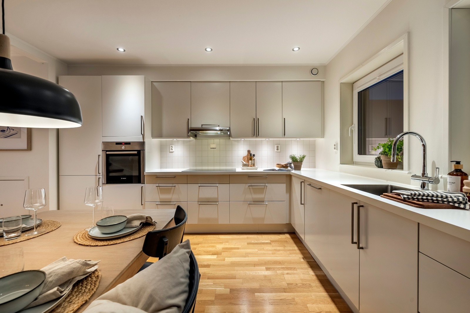 Rekkehuset går over tre etasjer og byr på en praktisk planløsning og pene fargevalg. Galleribilde