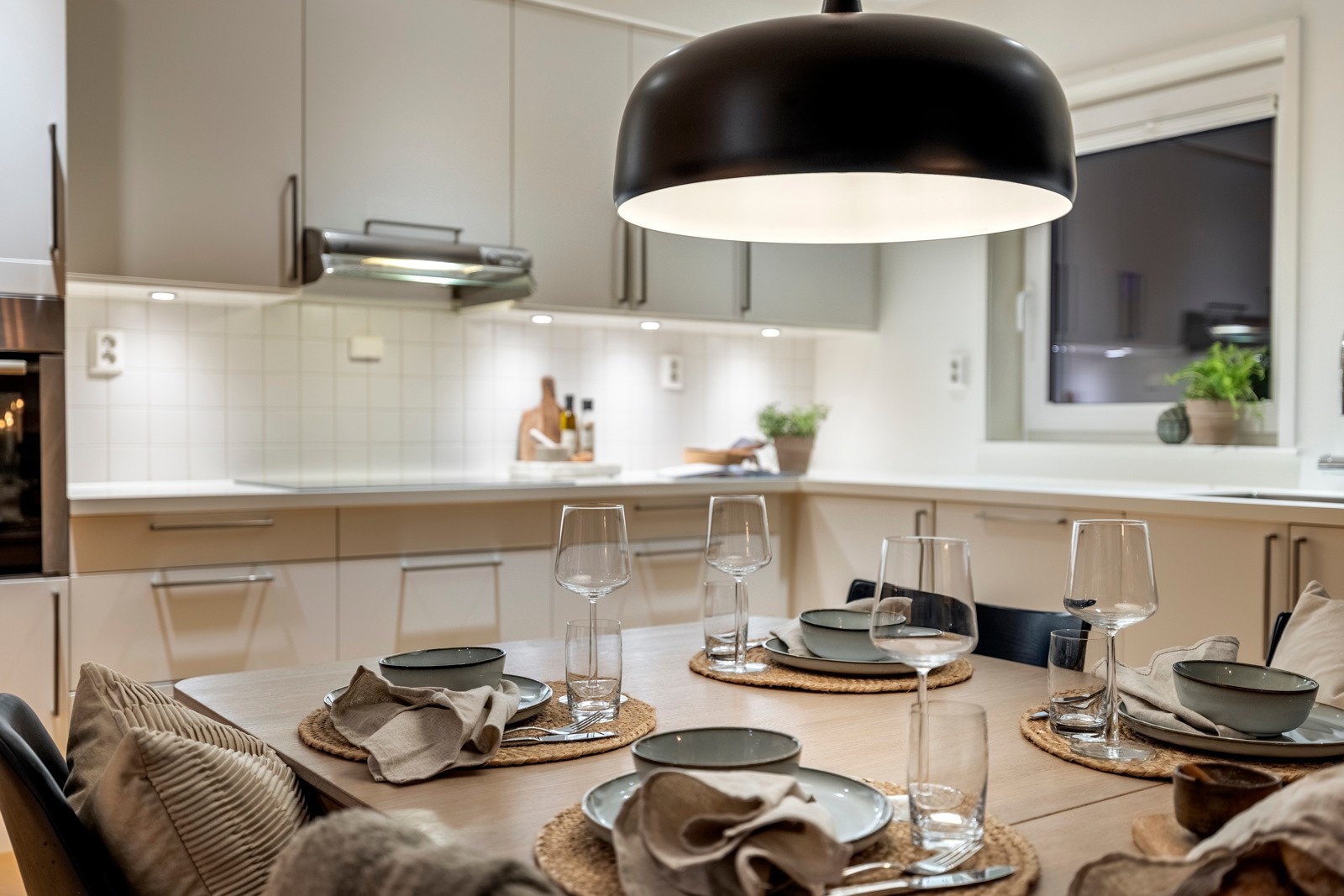 Det funksjonelle L-formede designet utnytter plassen godt, og den romslige benkeplassen gjør matlagingen både enkel og effektiv. Galleribilde